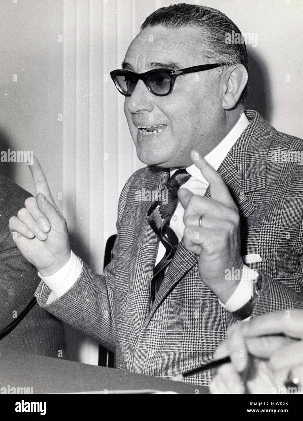 Apr 12, 1963 - Roma, Italia - ARTURO MICHELINI, leader del Movimento Sociale Italiano, parla ad una conferenza stampa presso il Forsing Press Association office. Foto Stock