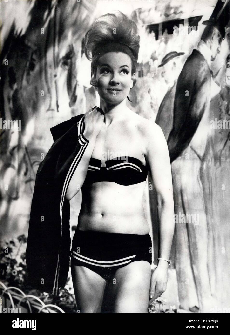 Apr. 22, 1963 - 22.4.63 italiano progettato costumi da bagno e bikini in mostra a Londra. Una collezione di italiano progettato costumi da bagno e bikini sono state in mostra al Mayfair Hotel oggi. La foto mostra il modello Esmee è Eddington indossando questo popeline slick bikini decorato con inserto a strisce sul Reggiseno e perizoma con un corrispondente sleeveless hip lunghezza camicia. Foto Stock