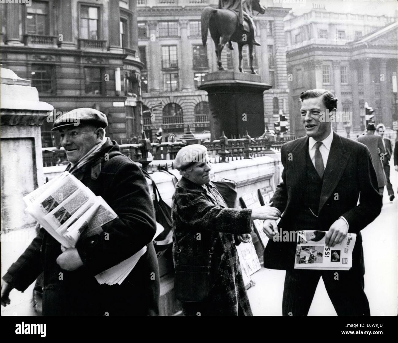 Apr. 24, 1963 - 24-4-63 Dio benedica voi e la vostra sposa . Il sig. Angus Oglivy ha avuto una giornata in ufficio il suo ultimo giorno come un corso di laurea prima di sposarsi con la Principessa Alexandra. La foto mostra: Dio benedica voi e la vostra sposa dice il venditore di carta al sig. Angus Oglivy come egli acquista una carta dopo aver lasciato la carica di ieri. Foto Stock