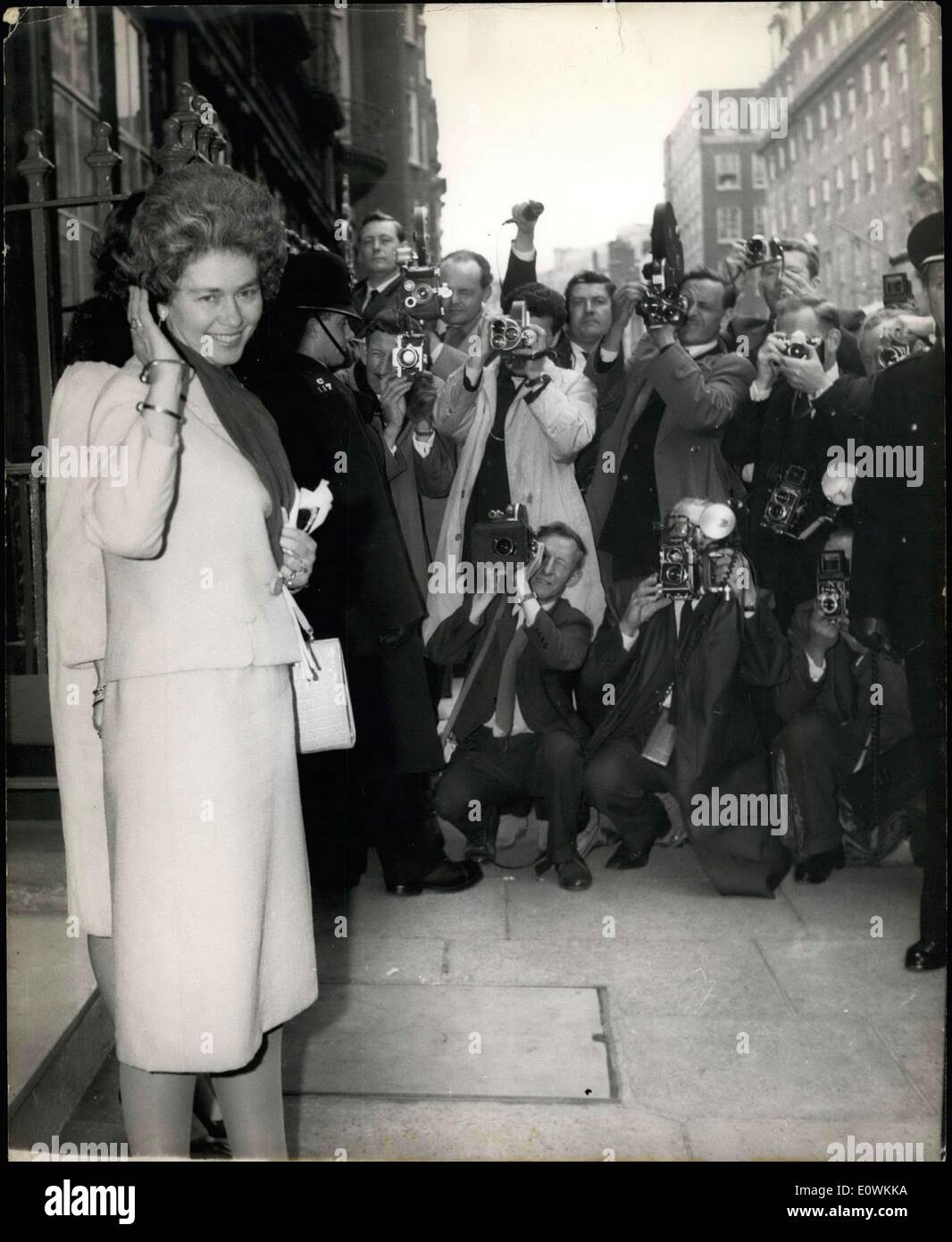 Apr. 30, 1963 - Queen Frederica ritorni a casa.. Regina Frederica della Grecia - sinistra Aeroporto di Londra con la figlia principessa Irene Foto Stock