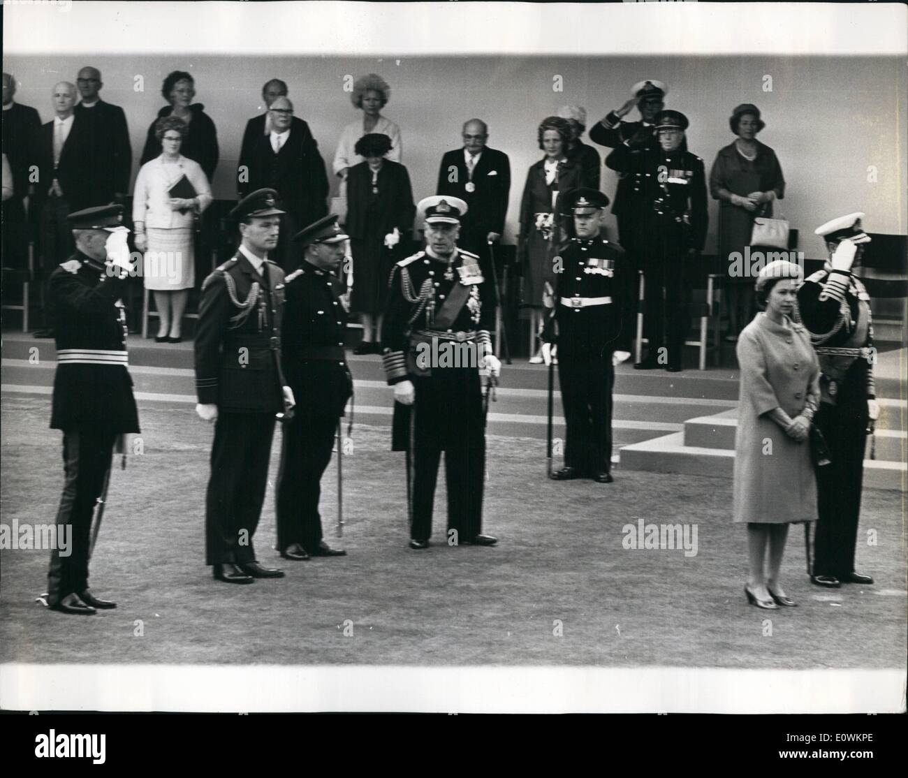 Lug. 07, 1963 - Royals nell'Isola di Wight. Il diritto e i torti di un Royal Salute: La questione è: ti saluto se sono in uniforme e l'inno nazionale viene riprodotto? Il principe Filippo conosce il protocollo, naturalmente. Senza esitazioni il suo diritto hank scattato come una band ha suonato la prima nota quando la regina è arrivato al castello di Carisbrooke, Isle of Wight, ieri. Lord Mountbatten è stato ugualmente esperto. Senza esitazione ha mantenuto la sua mano dal suo lato Foto Stock