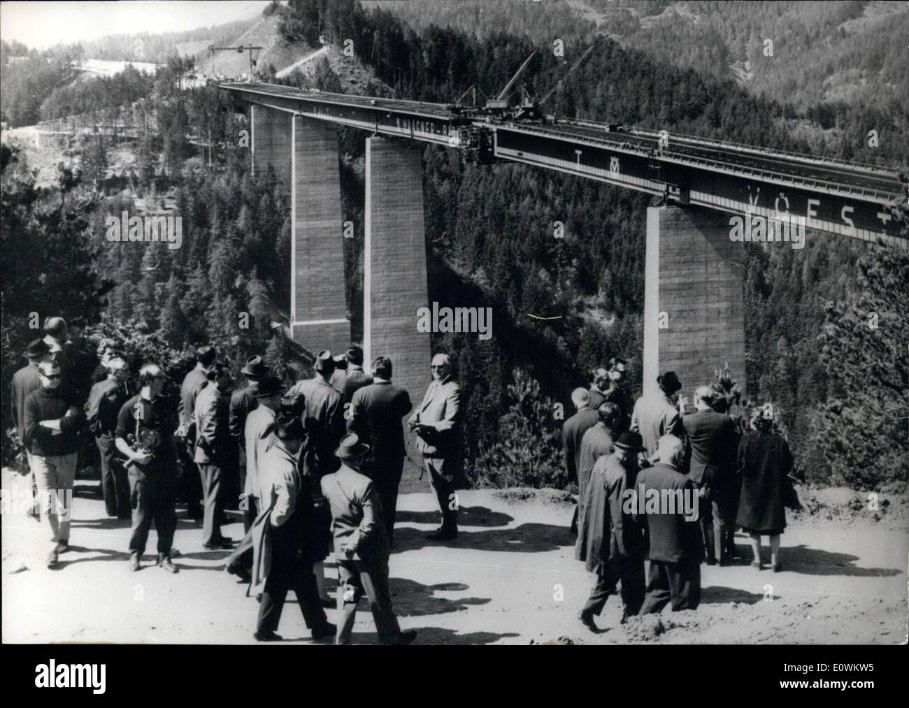 05 maggio 1963 - l'Europa ponte che attraversa il Wipptal (valle Wipptal) oltre il davanzale nel fiume Adige è parte della nuova super austriaco-autostrada attraverso le Alpi. Questo super-autostrada conduce dalla frontiera tedesca a Kufstein fino al Passo del Brennero (frontiera italiana) che è la sola tutto l'anno aprire nord-sud il passaggio attraverso le Alpi. Il 2,296 piedi ponte sorge vicino a 600 piedi sopra il piano della valle ed è più alto d'Europa ponte in acciaio. Uno dei pilastri di supporto del 649 ft campata centrale è di 492 ft alta, l'altra 459 ft. Il ponte è un sei span scatola di acciaio trave con piastra ortotropici deck Foto Stock