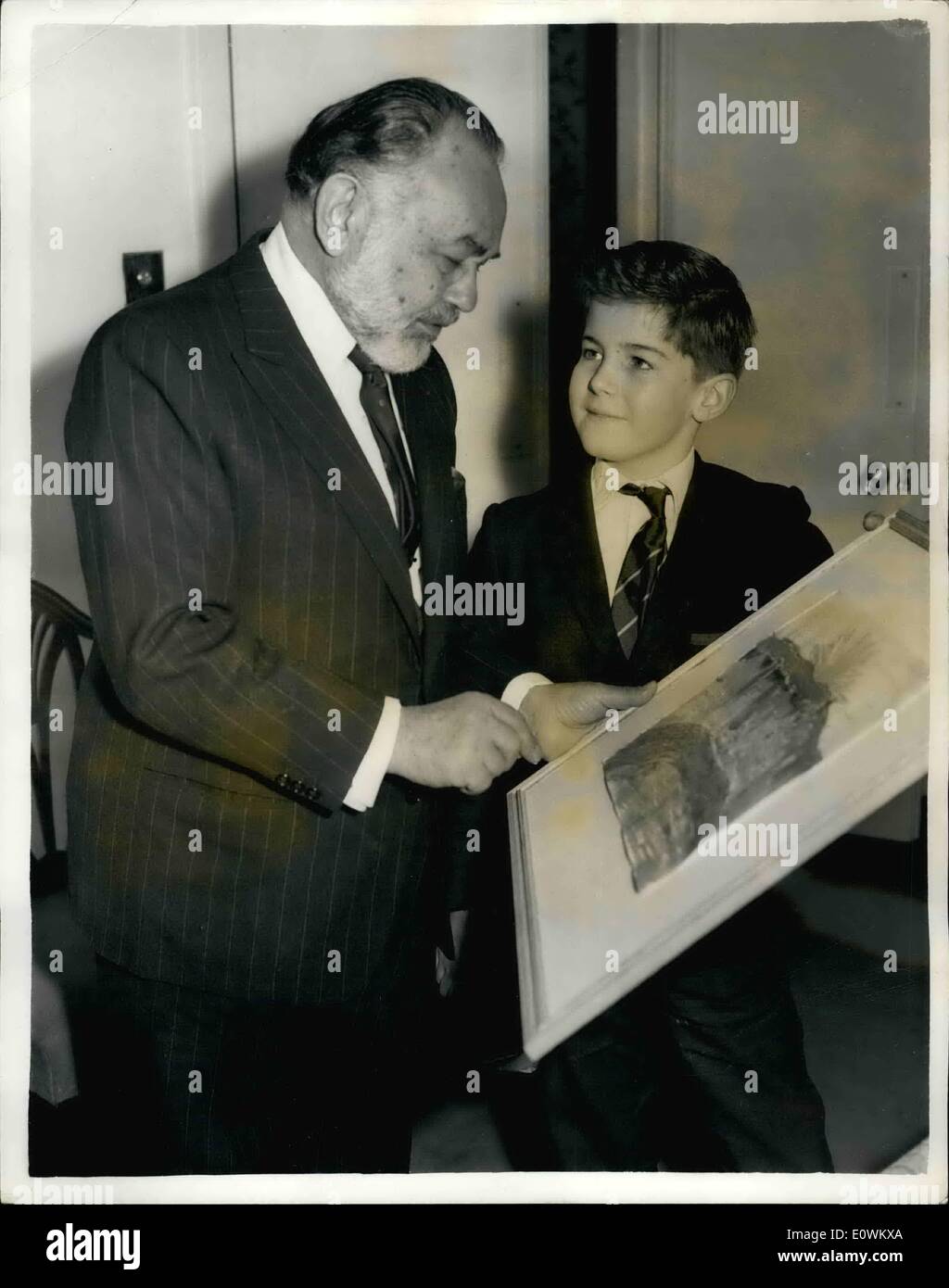 Maggio 05, 1963 - Edward G. Robinson a Londra per film prestazioni. riceve dipinta da Co Star 12 enne Fergus. Per essere visto al Claridges Hotel di Londra di questa mattina è stata american film star Edward G. Robinson. Egli è qui per il prossimo lunedì la mostra del suo nuovo film "ammy andando a sud'' ad essere frequentato dalla Regina Madre e la principessa Margaret. Questa mattina Edward ha ricevuto una pittura prodotta dalla memoria da parte sua co star nel film Fergus McEllelland intitolato "Tea Break'' che Fergus dipinto dalla memoria e raffigura una scena durante le riprese in Africa. Mostra fotografica di Edward G Foto Stock