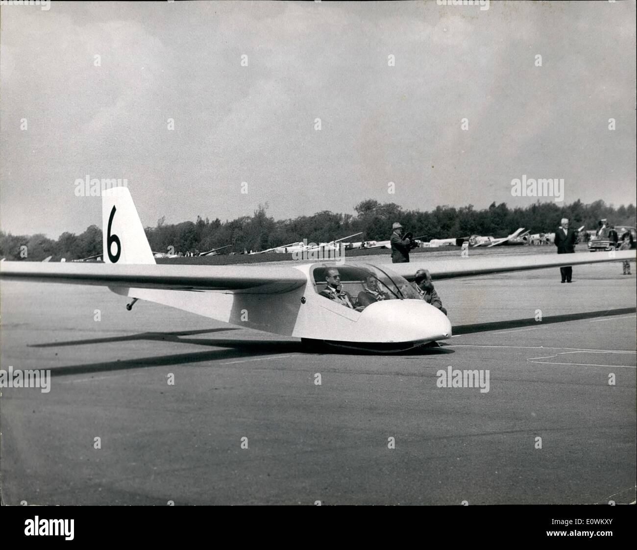 Maggio 05, 1963 - Prince Phillip va deltaplano. Il principe Filippo ha inaugurato oggi il British National deltaplano campionati a Lasham, Hampshire. La foto mostra il principe Filippo e istruttore capo John Everitt stessi fascetta sul cockpit di uno dei doratori oggi. Foto Stock