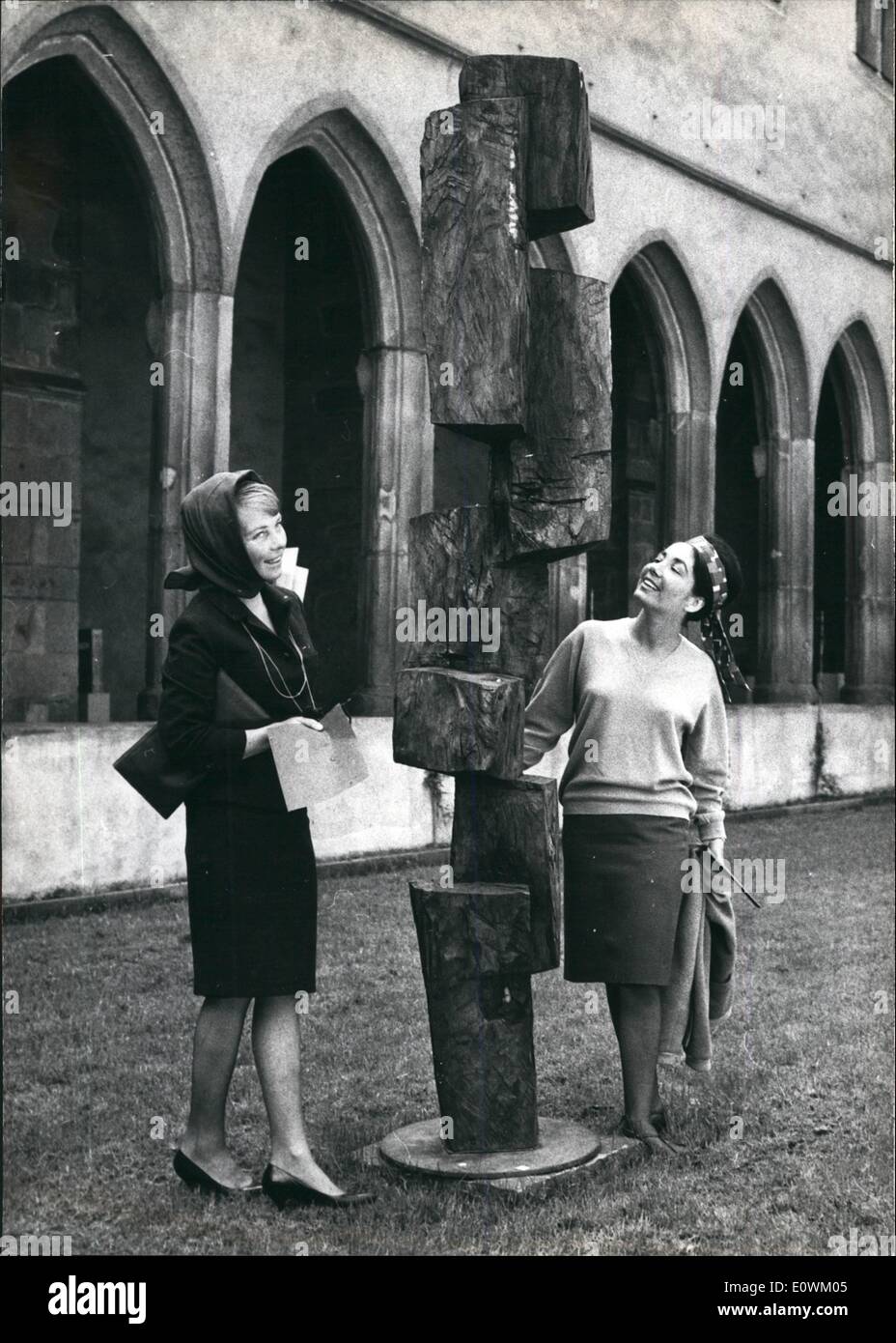 Maggio 05, 1963 - Arte Moderna presentano in monas teria del cantiere: sculture di artisti provenienti da diversi paesi europei sono esposti nel cortile del 700 anni Carmeliter-Monastery a Francoforte in Germania. Gli artisti presentando le loro creazioni qui provare a seguire la vecchia scuola di scultura. Le loro opere surrealiste dare un forte contrasto con le antiche che circondano. La foto mostra la scultura ''piano-tree" Foto Stock