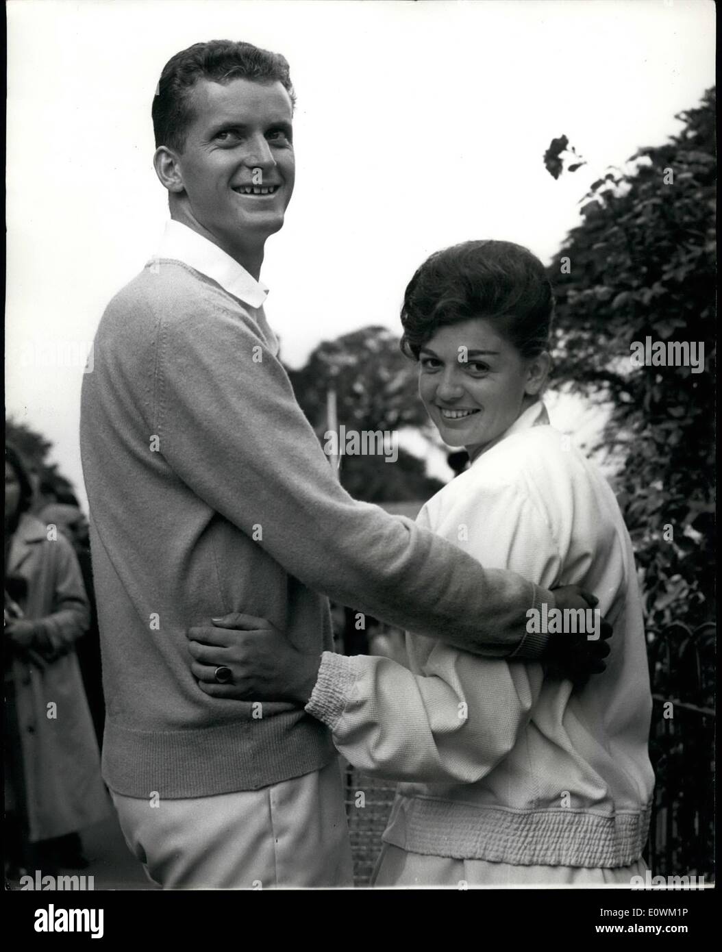 Lug. 07, 1963 - battiti tedesco n. 1 seed: Wilhelm Bungert sulla Germania giocato il gioco della sua vita nella giornata di ieri a Wimbledon per battere il n. 1 seed Roy Emerson di Australia, per immettere le semifinali, il primo tedesco a farlo fin dal 1939. La foto mostra un dopo la partita sorriso da Wilhelm Bungert ieri, visto con il suo partner nel doppio misto Renee Schuurman del Sud Africa. Foto Stock