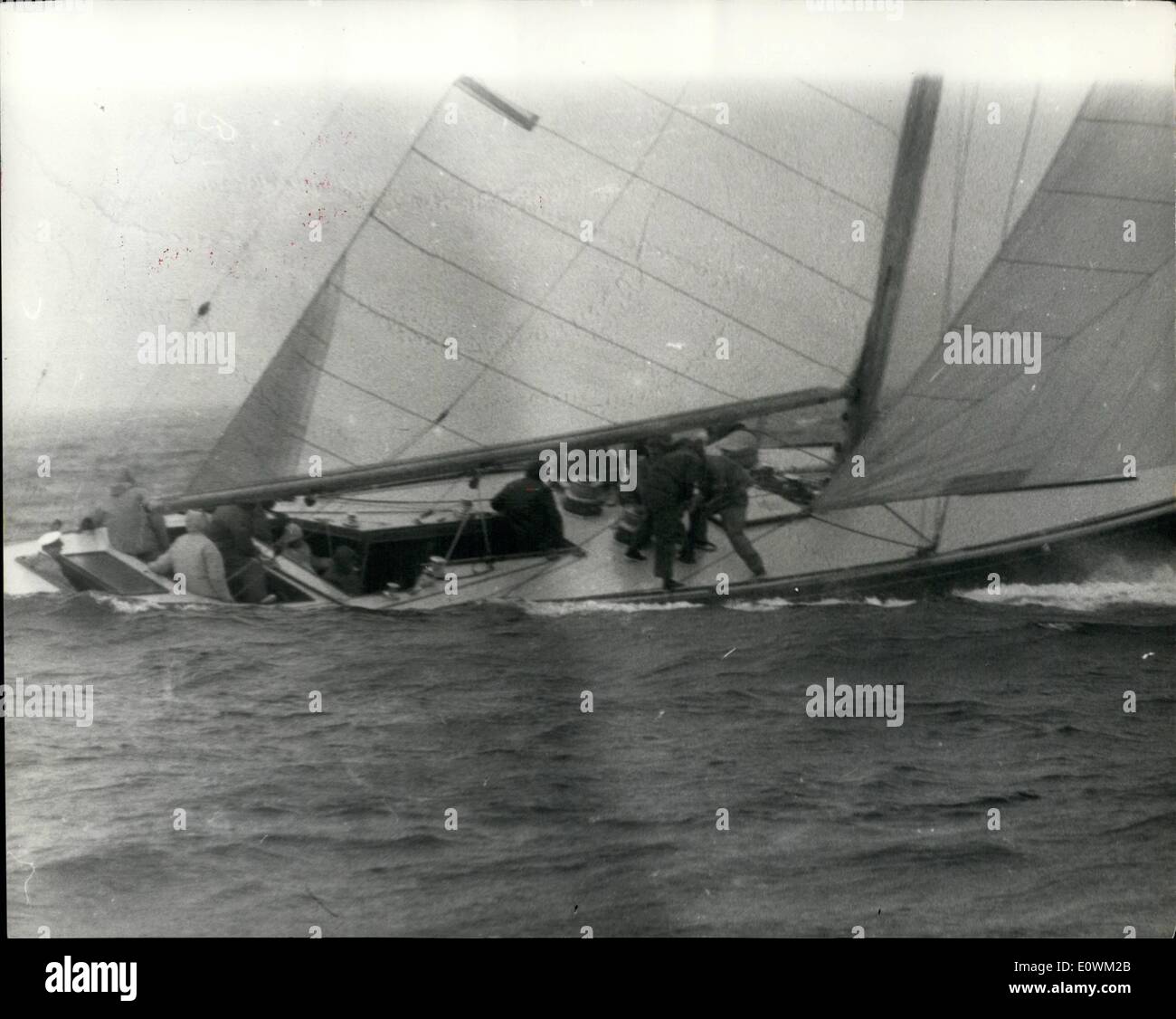 Lug. 07, 1963 - Il sovrano subisce sue prove sul fiume Clyde... Le speranze di vincere il ''America Cup''... Trenta cinque anni, ricco imprenditore Anthony Boydon doveva essere visto sul fiume Clyde ieri - durante la prova del suo nuovo 0,000 racing yacht - 'Sovereign''- prima che venga inviato a Newport, Rhode Island - se lei dimostra ella è in grado di battere scettro'' la soccombente 1958 Challenger per la Coppa... Il sig. Boydon ha finora speso 25.000 sui preparativi per il tentativo e gli costerà un altro 25.000 per ottenere il recipiente sulla linea di partenza per il tanto ricercato dopo la Coppa America. Foto Stock