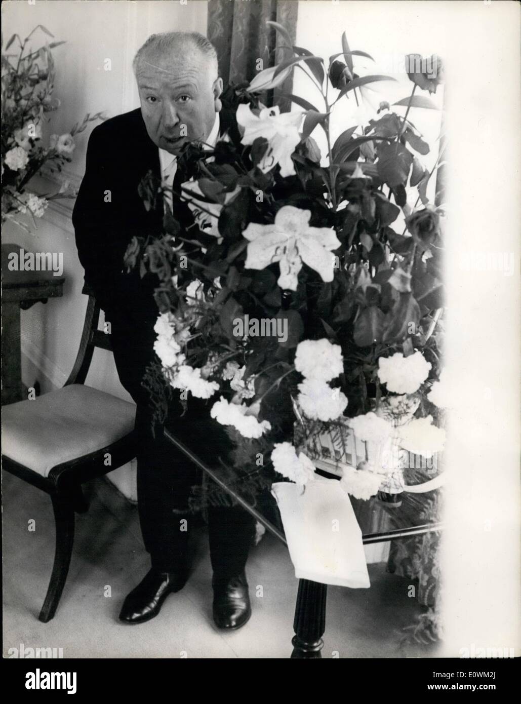 Lug. 07, 1963 - Hitchcock a Londra: Thriller scrittore e produttore Alfred Hitchcock chi è in visita in questo paese da Hollywood è stata fino in Scozia alla ricerca di luoghi per le riprese di nuovo thriller sul televisore. dopo il suo successo viaggio scozzese ha ora venire a Londra. Mostra fotografica di Alfred Hitchcock in un clima espressivo al suo hotel di Londra ieri. Foto Stock