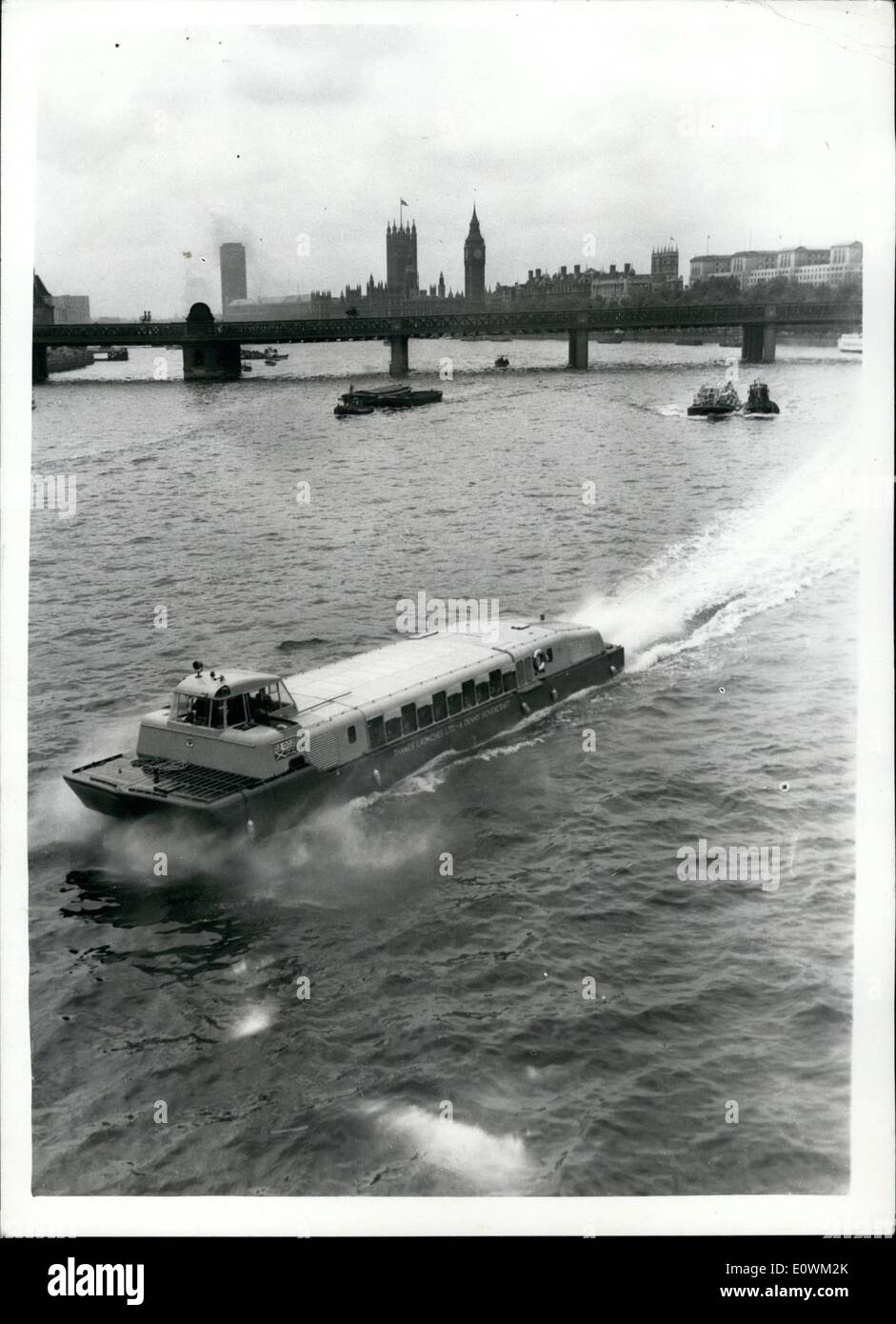Lug. 07, 1963 - Settanta posti passeggero Hoverbest service inaugurato sul Fiume Tamigi. Questa mattina Sir Ralph perring il lardo sindaco di Londra e Lady Perring erano passeggeri a bordo del 70 monoposto D.2. Denny Hoverbus quando si fece la sua prima apparizione ufficiale sul Fiume Tamigi. Un certo numero di altre V.IP's ha preso parte al viaggio dal Royal festival Hall a torre Pier. Un bar è montato nel mestiere e londinesi e i visitatori saranno in grado di fare gite dal Festival Pier in corrispondenza di un tempo. La foto mostra guardando in giù sul D2 Foto Stock