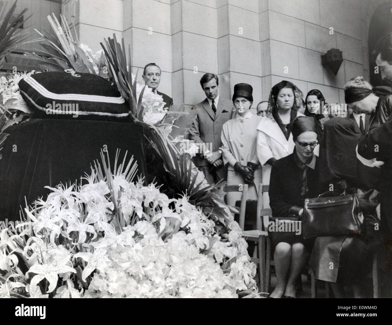 Luglio 20, 1963 - Parigi, Francia - cittadini di Francia si riuniscono per piangono la perdita di Christian Dior del modello di casa, Lucky al suo funerale a Saint Pierre de Chaillot. Foto Stock