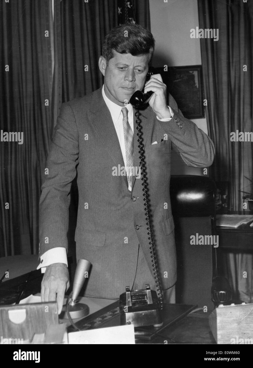 Il presidente John F. Kennedy al telefono nel suo ufficio Foto Stock