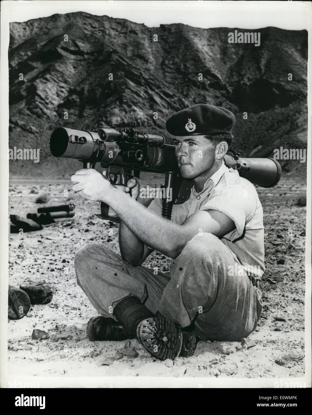 Agosto 08, 1963 - svedese progettato pistole per esercito britannico.: i Royal Marines sono state eseguire dimostrazioni di Aden, dello svedese-progettato Carl Gustav, un 84mm plotone anti-pistola serbatoio. Il Cal Gustav, che è già in uso nell'esercito svedese, pesa solo 30 kg, e ha una maggiore precisione e velocità di fuoco e più affidabile rispetto a scarica il 3,5 pollici rocket launcher attualmente in uso. La foto mostra il Marine Eric Pearson, 25 di Salford. Lanos, si prepara a fuoco il Carl Gustav a una dimostrazione in po' di Aden. Foto Stock