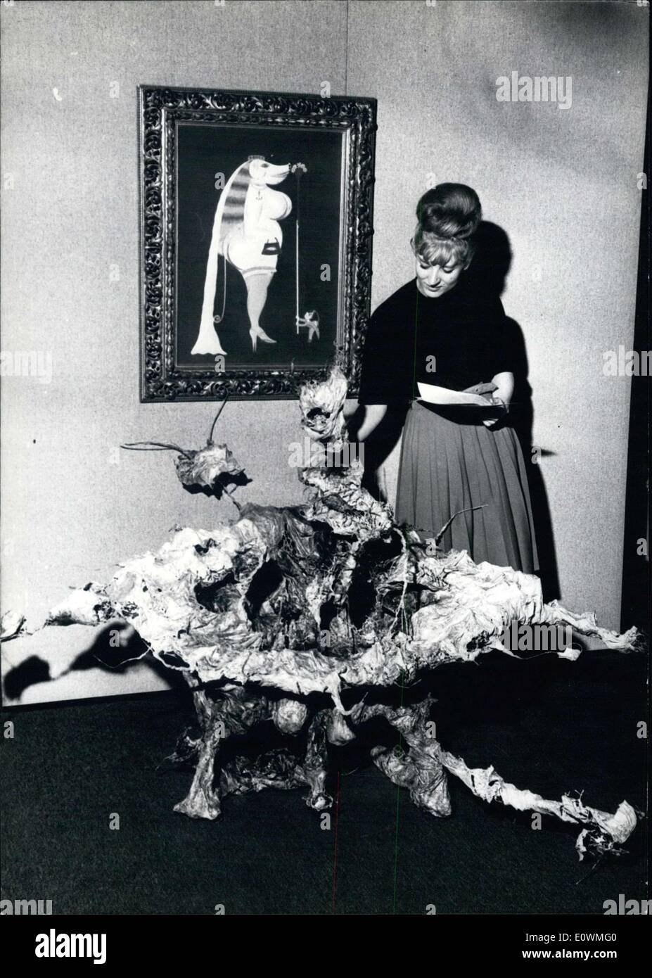 Agosto 08, 1963 - raffigurata qui sono due pezzi di arte da una mostra surrealista a Francoforte ''Gallery Sydow.'' in primo piano è di Bernhard Schlutze il pezzo "itzender Migof,'' e il dipinto sulla parete è ''Diplomatische Werbung " da Schroeder-Sonnenstern. Foto Stock