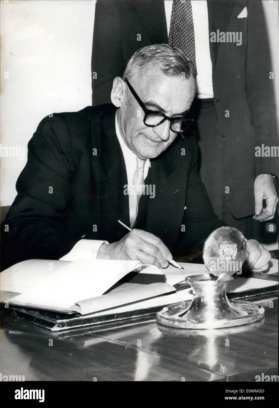Agosto 08, 1963 - La Svizzera firma trattato sul divieto totale di sperimentazione nucleare. Oggi il nucleare di Mosca il Trattato per la messa al bando è stata firmata a Londra il nome della Svizzera da parte dell'ambasciatore, M. Armin Daeniker. La foto mostra: M. Daenkier firma il trattato. Foto Stock