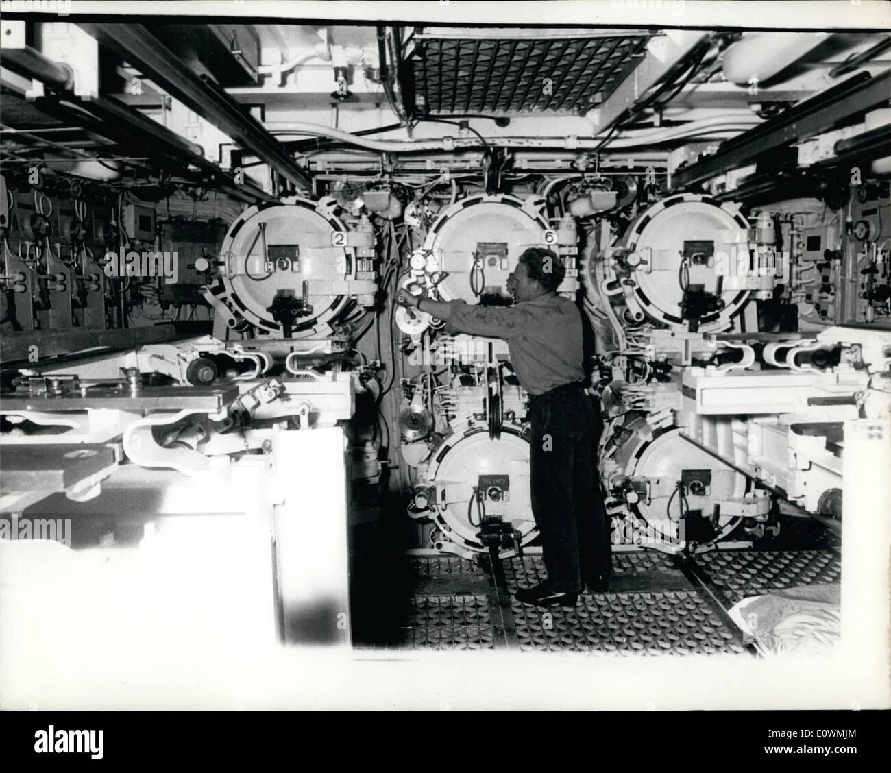 Sett. 09, 1963 - Dreadnought in mare; della Gran Bretagna la prima centrale nucleare sottomarino , 'Dreadnaught'' esercitava nel Canale della Manica di ieri. La foto mostra in grado marinaio Harris è visto il funzionamento del siluro di tubi in Dreadnaught inferiore del vano a siluro. Foto Stock