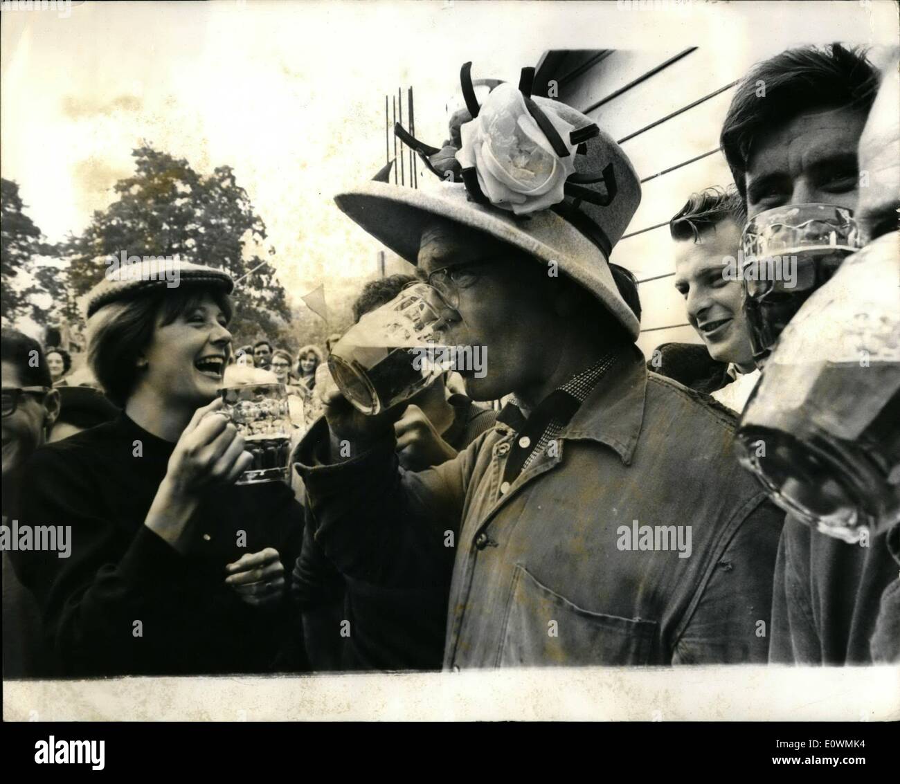 Sett. 09, 1963 - VANESSA FA IL SUO MARCHIO. Attrice Vanessa Redgrave ieri fatto una impronta in un umido blocco di cemento nel pavimento del nuovo Yvonne Arnaud Theatre di Guildford, Surrey . Questo ha preso il posto della tradizionale pietra di fondazione la cerimonia di posa. La foto mostra. Dopo la cerimonia, Vanessa Redgrave swopped cappelli con uno degli operai e li unisce per una pinta di birra. Foto Stock