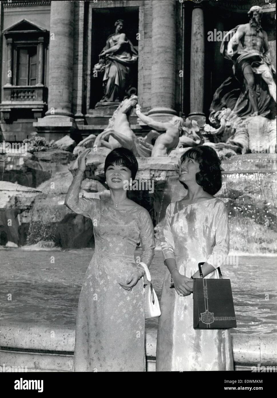 Sett. 09, 1963 - Madame Ngo Dinh NHU del Sud Viet Nam e sua figlia, sono in Roma, per un piccolo soggiorno, in rotta verso Parigi New York. La foto mostra il Madame e M.lle Nu a Fontana di Trevi, gettando ''3'' monete nella Fontana. Foto Stock