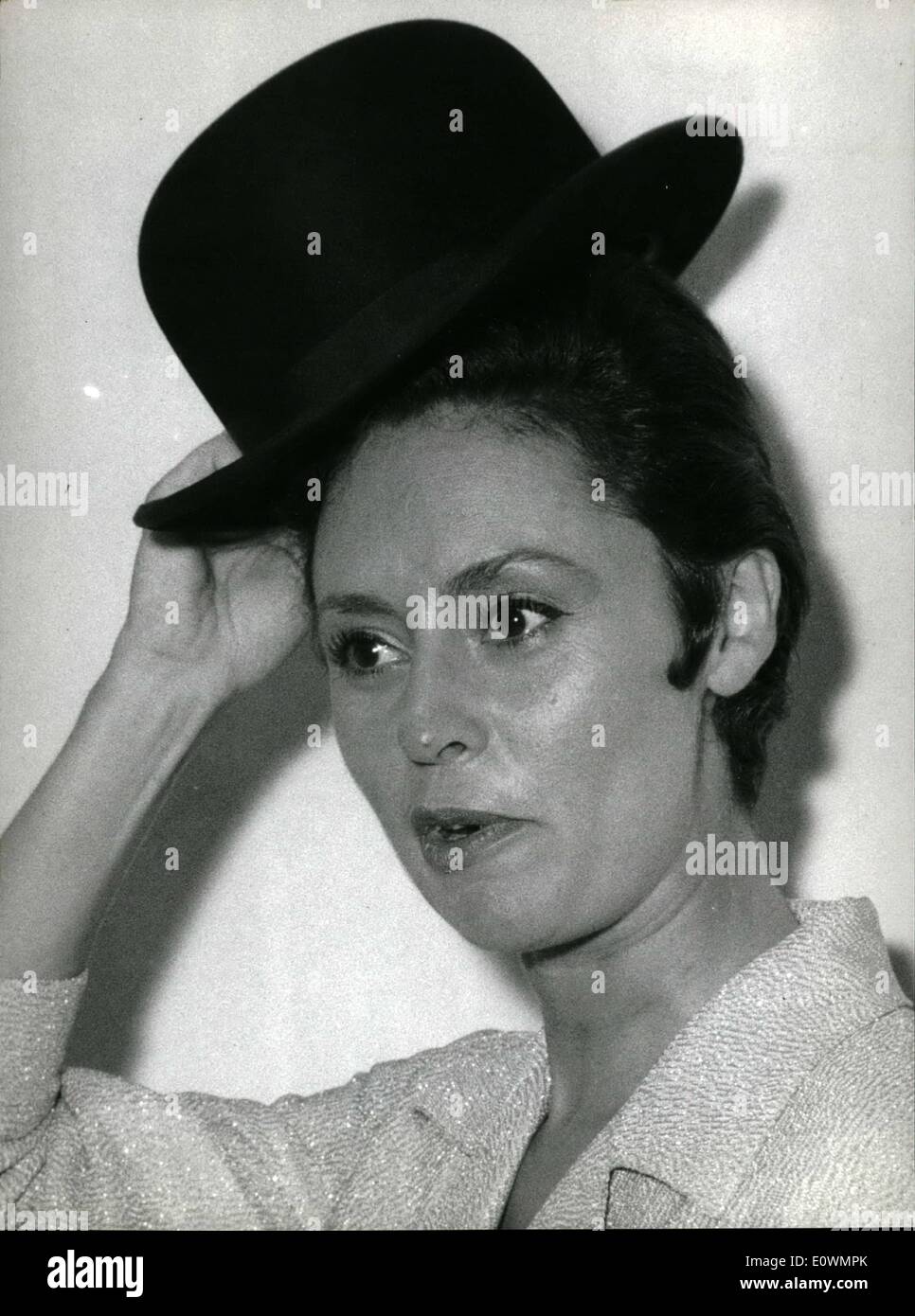 Agosto 08, 1963 - Caterina Valente, il famoso cantante tedesca, era ospite la scorsa notte al musical show che ha avuto luogo in un aperto - Teatro di Roma. La foto mostra la zona funn espressione della ''briva'' attrice. Foto Stock