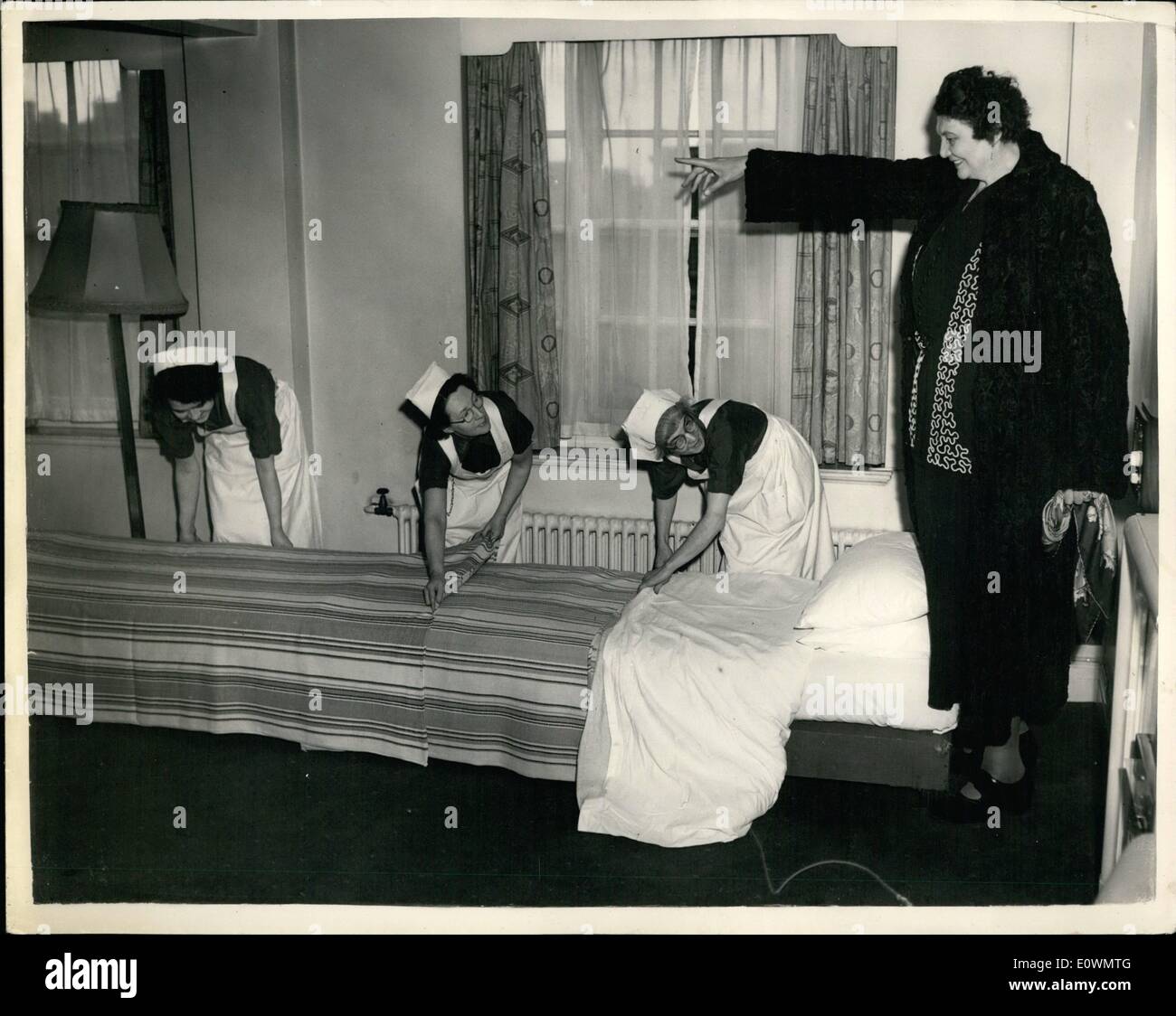 08 agosto 1963 - la ''donna più alta della terra'' arriva a Londra, facendo il lungo letto; tra gli arrivi a Londra oggi da Berlino era la ''donna più alta della terra'' è Miss Katja Van Dyk che è di 8 piedi. 4 pollici) e pesa 32 pietre. Miss Van Dyk ha iniziato come cantante e ora guadagna tra 5,000 e 7,000 all'anno sul palco. Sta partecipando a Pete Collins Show ''were you believe it'' - a leggere. Foto mostra che ci vogliono tre cameriere per fare il letto enorme per Miss Van Dyk - quando è arrivata al suo hotel di Londra questo pomeriggio. Foto Stock