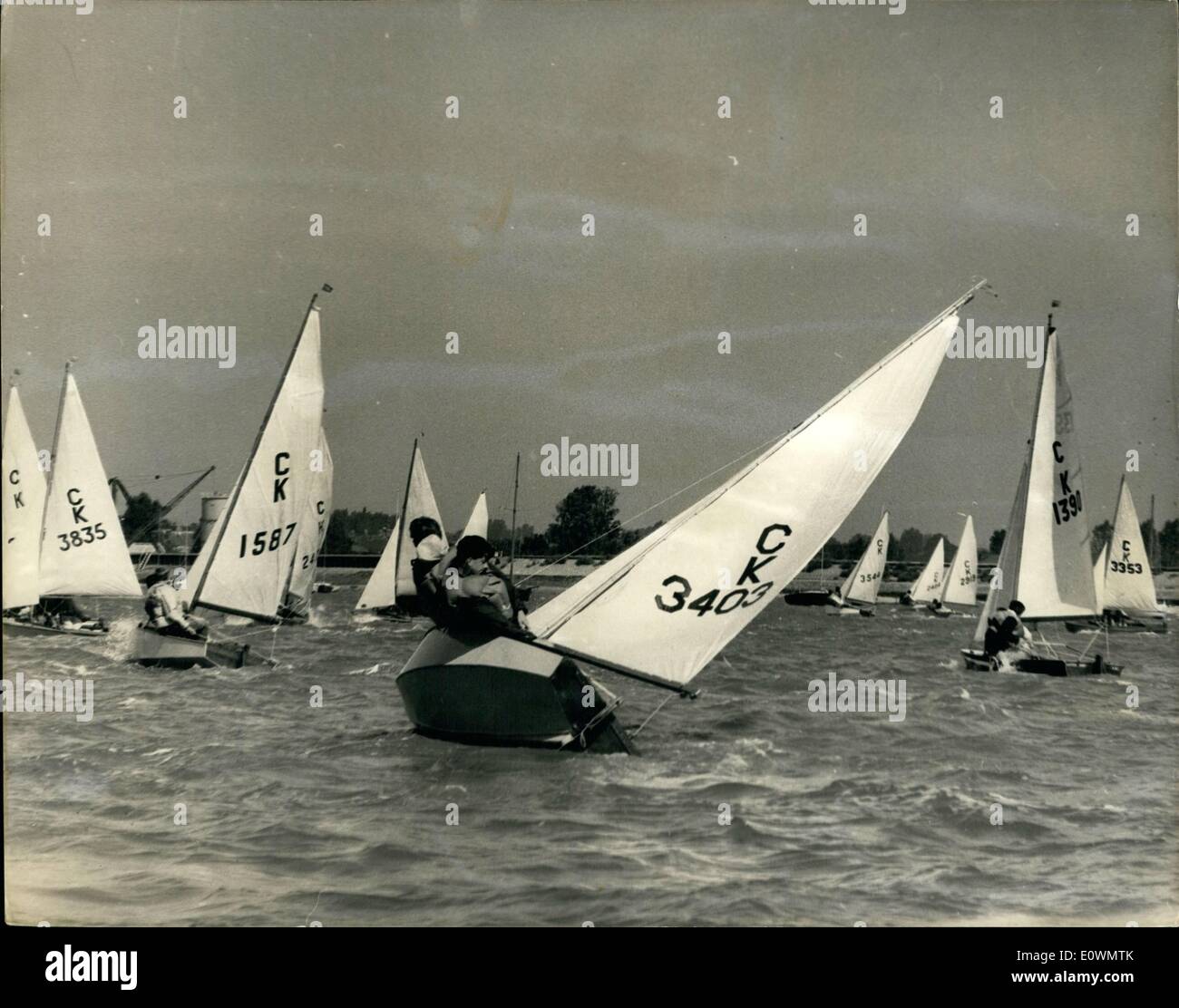 Agosto 08, 1963 - Cadet Settimana si apre: il quattordicesimo annuale internazionale di classe Cadet dinghy settimana di gare si è aperto oggi a Burnham-Crouch. I cadetti possono solo essere navigato da persone al di sotto dei 19 anni di età. La foto mostra è ''prestito ben fuori'' come classe Cadet barche attorno ad una boa segnaletica durante la loro corsa. Foto Stock