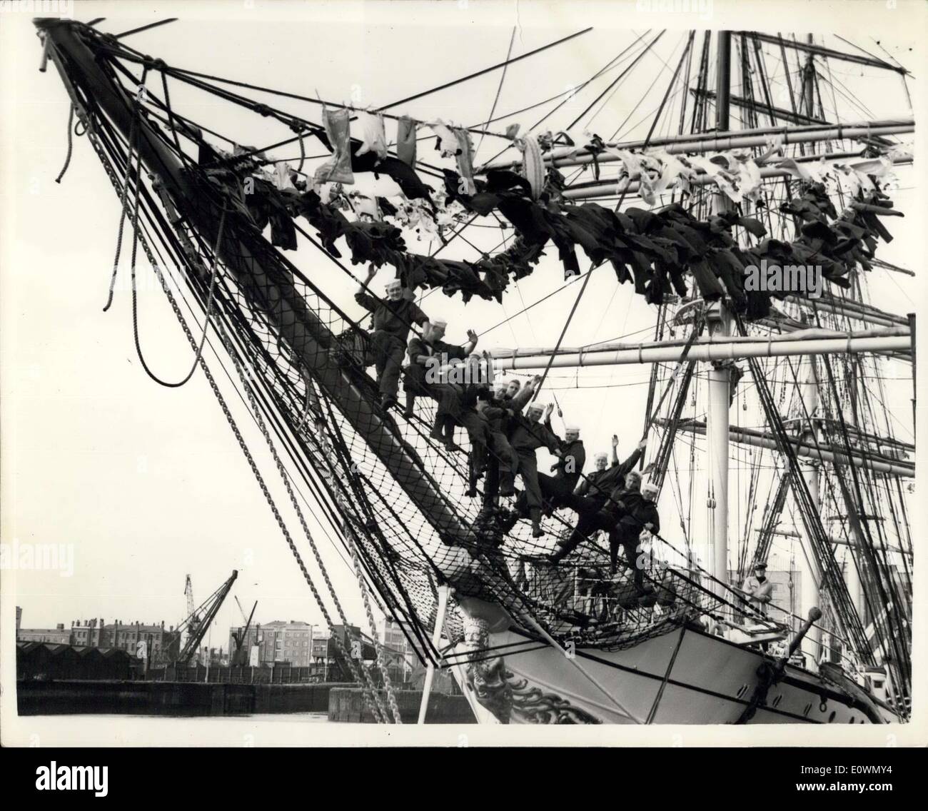 Sett. 21, 1963 - Tre Masted formazione nave dalla Danimarca a Londra..il lavaggio di appendere fuori a dry: più di un centinaio di commerciante danese Foto Stock