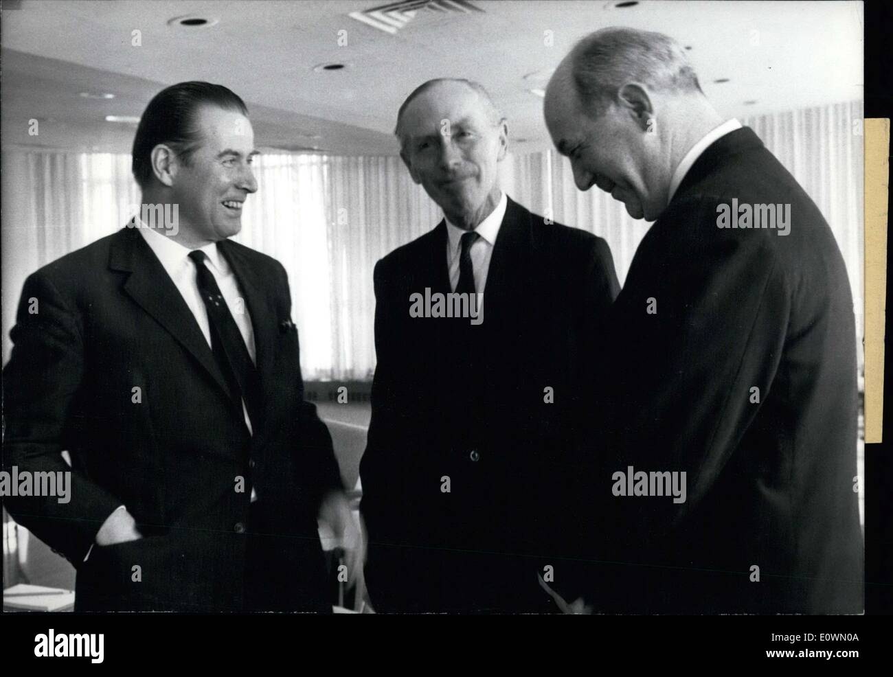 Sett. 29, 1963 - tre ministri degli Esteri si incontrano. L'Americano, Inglese e tedesco ministri degli esteri si sono incontrati il 27 prima dell'ONU- Assemblea Generale a New York. Da sinistra a destra: Gerhard Schr?der, Signore Hume e Dean Rusk. Foto Stock