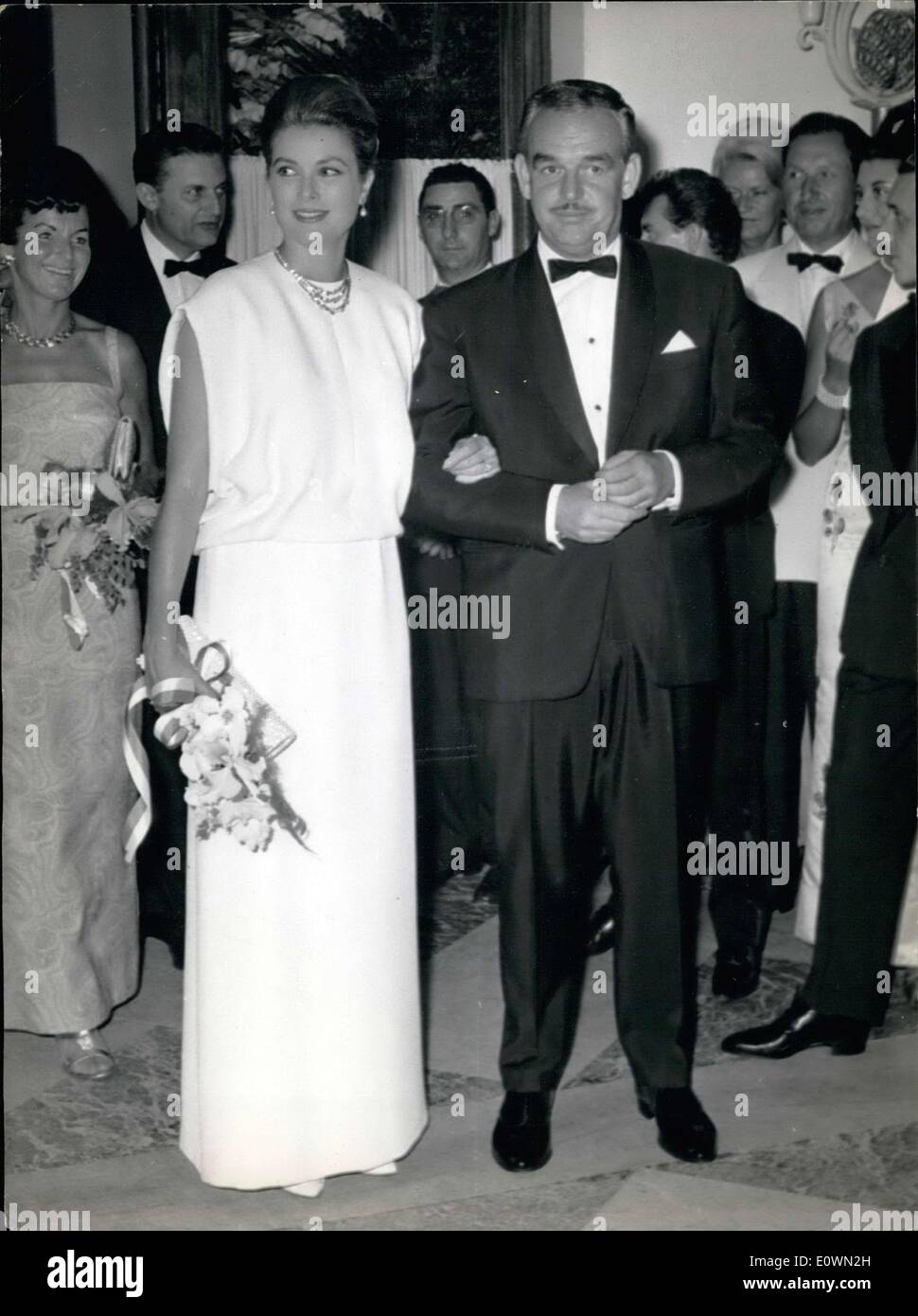 Agosto 11, 1963 - Ecco il principe Rainer di Monaco e di sua moglie la  Principessa Grace presso la croce rossa di Gala per la scorsa notte a  Montecarlo Foto stock - Alamy