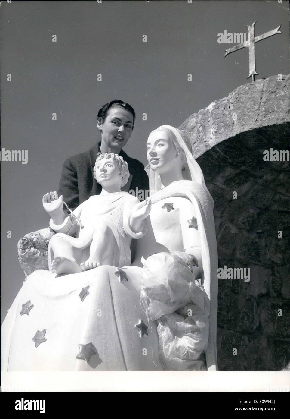 Agosto 11, 1963 - Nicois Andree Diesnis con la scultura Madonna della più alta . Foto Stock