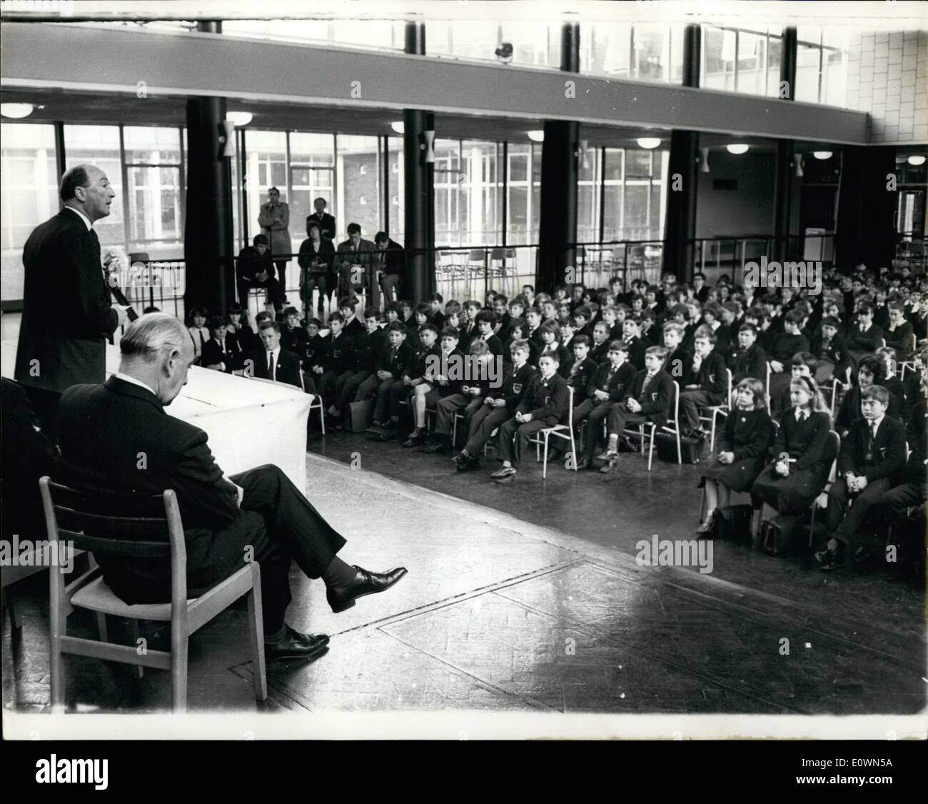 Il 12 Dic. 1963 - scuola bambini anti-fumo league.: scuola i bambini della scuola di Kingsdale in Dulwich, Londra, hanno iniziato un anti - tabagismo sotto la presidenza di 15-enne Bill prezzo. Ieri Signore Newton, parlamentare Sotto Segretario del Ministero della Salute, che egli stesso ha dato a fumare di dodici anni fa, insegnato a più di 300 ragazzi e ragazze della scuola, sui mali del fumo. La foto mostra il Signore gli indirizzi di Newton i figli sui mali del fumo. Foto Stock