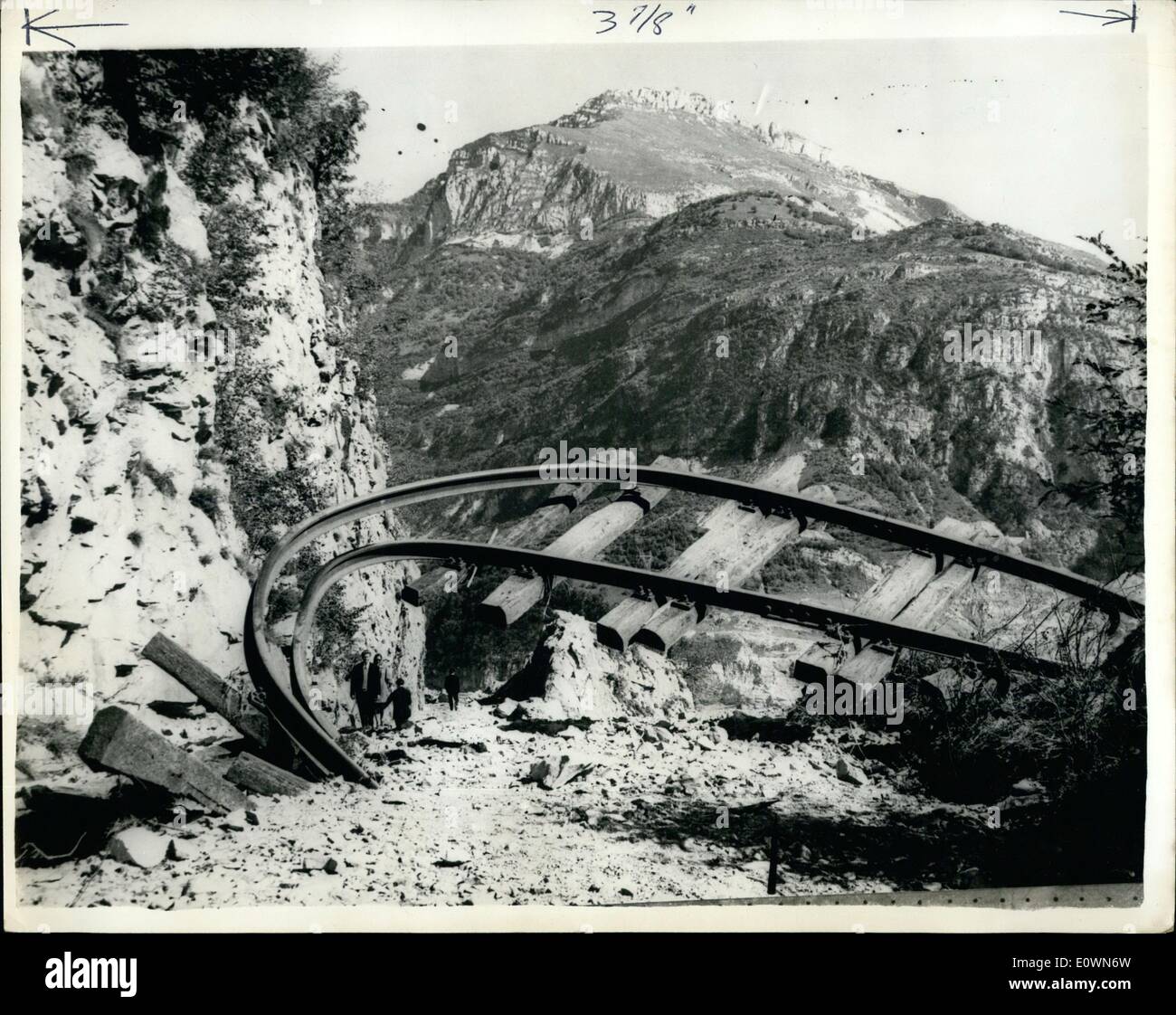 Ottobre 10, 1963 - Scena della diga italiana disastro. Twisted linee ferroviarie a Longarone: si teme che quattro mila persone hanno perso la vita durante la parte di 6.000 m. Il monte Toc si è schiantato giù nell'enorme diga Vaiont vicino Venezia - invio di milioni di tonnellate di acqua schiantarsi attraverso la valle - di distruggere il comune di Longarone e altri villaggi. La foto mostra il ritorto di linee ferroviarie a Longarone - dopo il disastro. Foto Stock