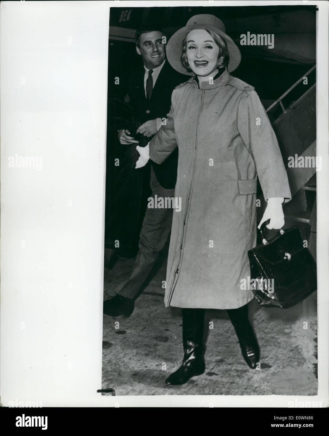 Ottobre 10, 1963 - arrabbiato Marlene Vola In: Quando 58 anni Marlene Dietrich glamour nonna extraordinaire - arrivato a Londra ieri da Parigi, fu irto di rage perché aveva preso dieci ore per arrivare a causa della nebbia per la Francia. Ha perso la El Alamein reunion pranzo con Signore Montgo Mery e prove per stasera è El Alamein reunion presso la Albert Hall, al quale essa sarà in grado di cantare la guerra tedesco preferito ''Lilli Marlene'' Foto Stock