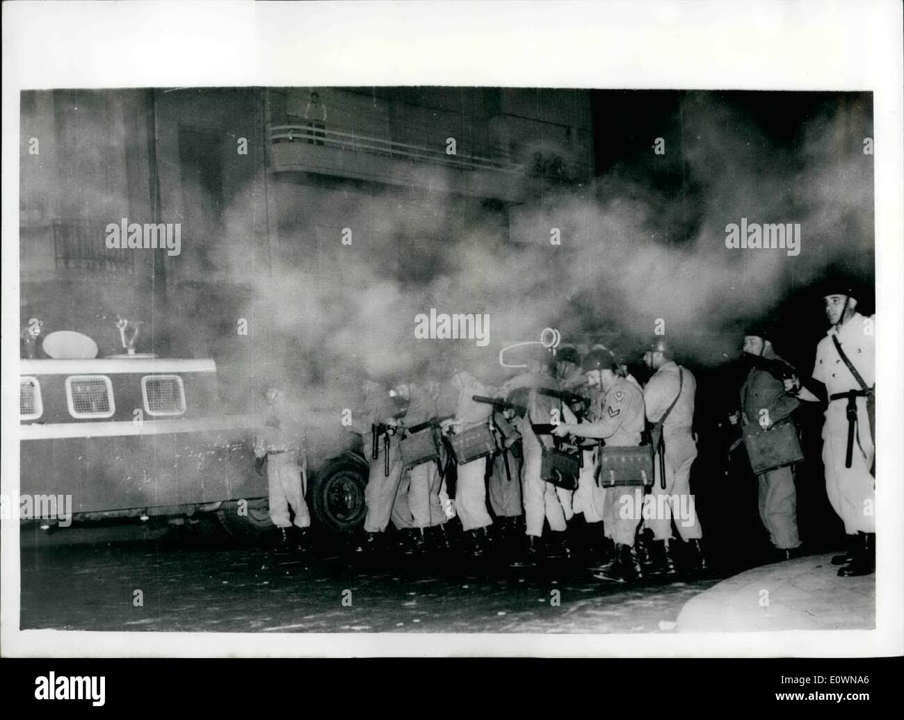 Ottobre 10, 1963 - Dimostrazioni in Buenos Aires. Peronists celebrare Anniversario: ci sono stati un certo numero di disturbi - principalmente nella Plaza una volta - Buenos Aires - quando i sostenitori di Peron una volta dittatore Argentino della - celebrato l anniversario della sua presa di controllo. Un certo numero di colpi sono stati sparati - e la polizia ha usato gas lacrimogeni, bombe per disperdere i manifestanti - che sperano in un ritorno di l'uno-tempo ''l'uomo del ferro" dell'Argentina - che ora è in esilio. La foto mostra l'uso di polizia lacrimogeni artigianali per disperdere i manifestanti in Plaza una volta, Buenos Aires. Foto Stock