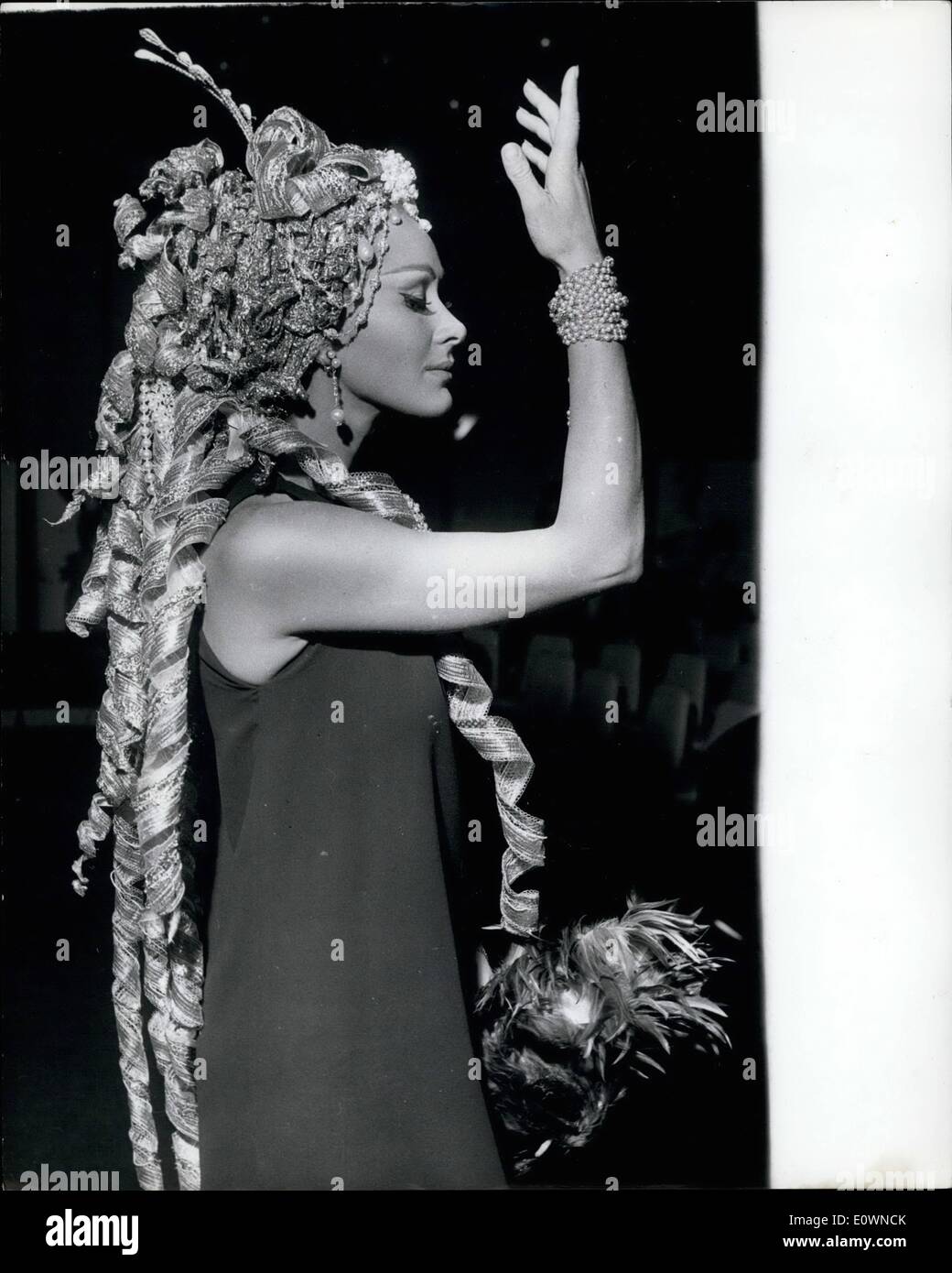Ottobre 10, 1963 - La Bella e la bestia: uno della moda in mostra all'Hotel Hilton di ieri per la moda premi Mostra stato Foto Stock