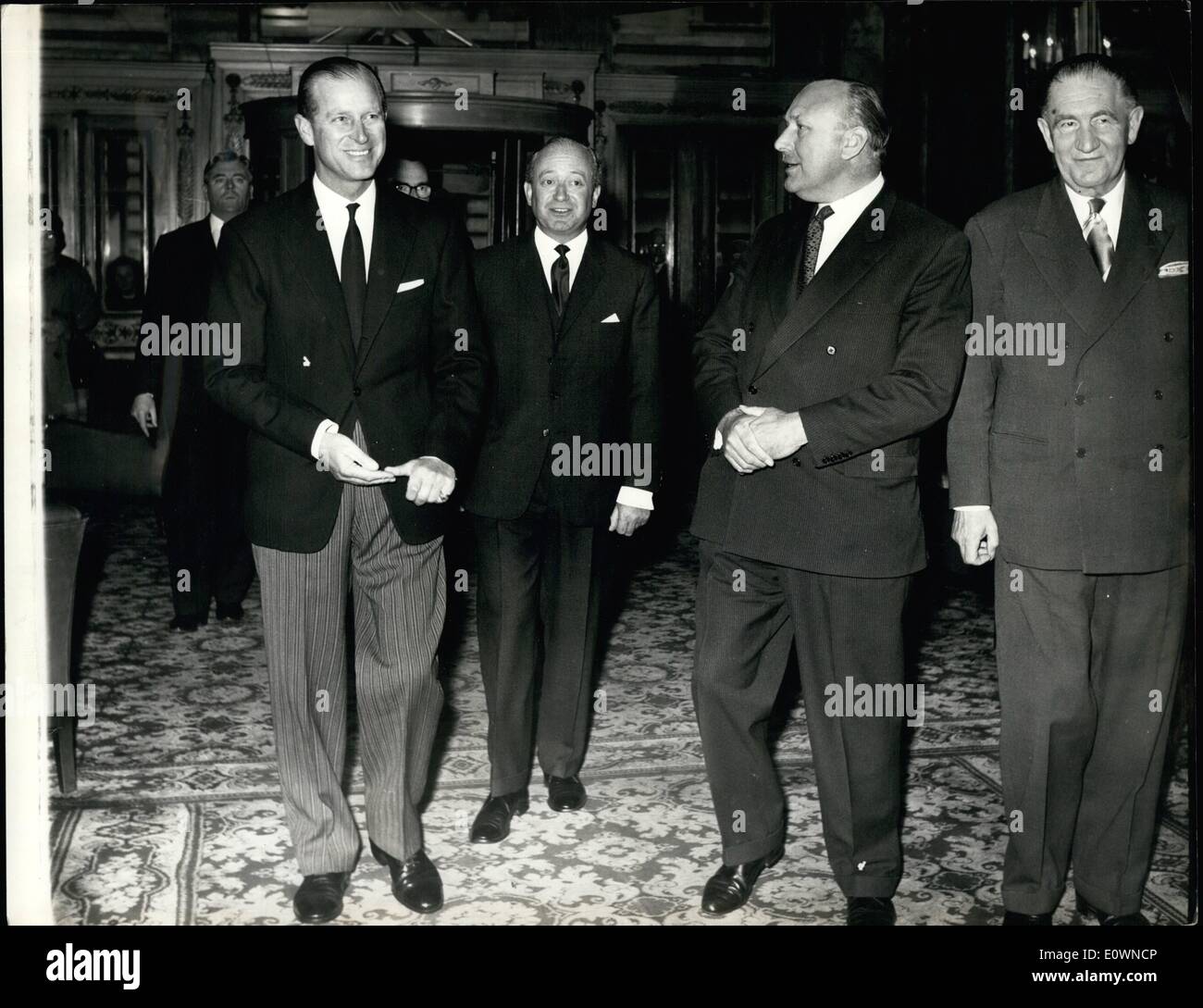 Ottobre 10, 1963 - Duke all industria carboniera società Pranzo di Londra: H.UR. Il principe Filippo (sinistra) nella foto al suo arrivo presso il Cafe Royal, Londra, oggi frequentano il duecentesimo pranzo dell'industria carboniera della società. A piedi il duca sono (dalla seconda a sinistra a destra): il sig. R.G.C. Cowe, quest'anno il Presidente della Società, Signore Robens, Presidente del National Coal Board, e il sig. J. Stanley Turner, presidente della società. Foto Stock