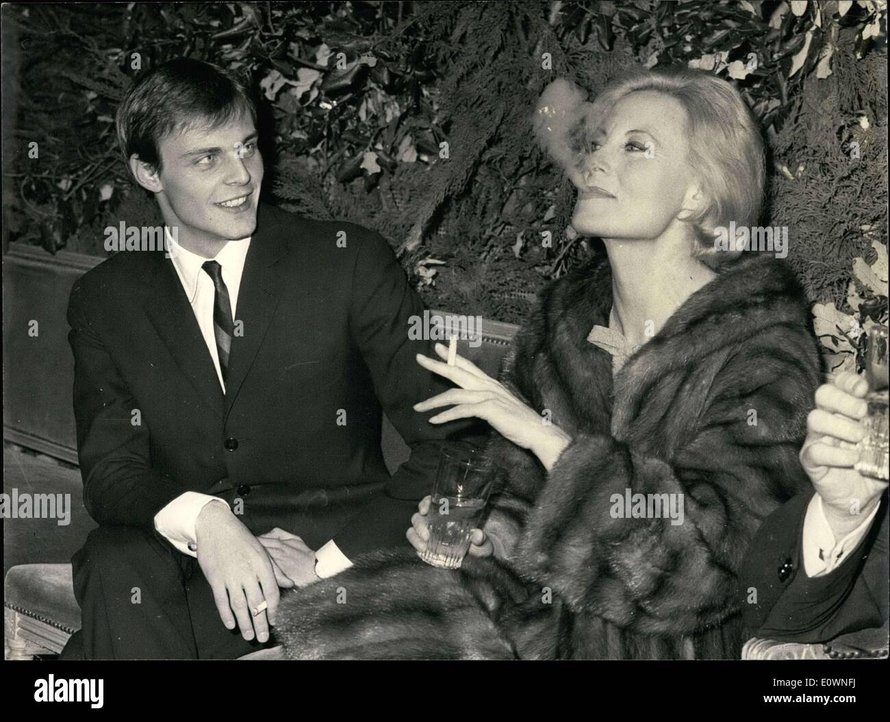 Dic. 14, 1963 - Eddie Barclay ha ospitato una sfera di costume presso il Padiglione Armenonville la scorsa notte in cui celebrità parigine è stato chiesto di venire vestiti come persone normali. Qualche celebrità, tuttavia, come Michele Morgan e suo figlio, ha preso il via senza indossare costumi. Foto Stock