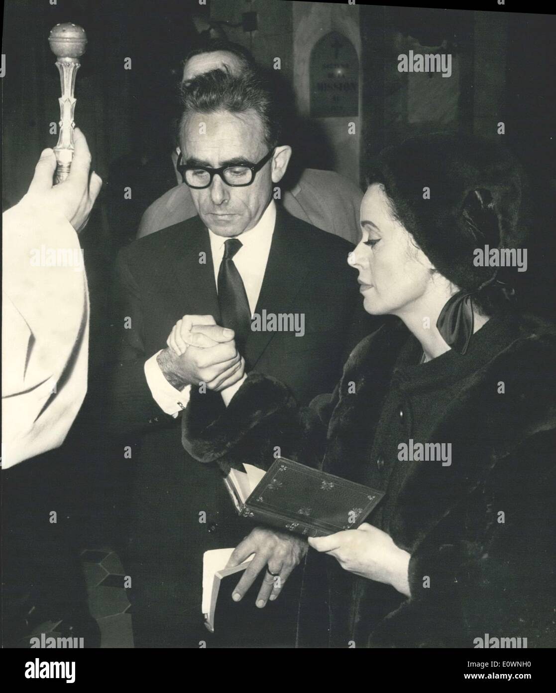 Dic. 31, 1963 - Direttore Henri-Georges Clouzot sposato Ines de Gonales in una cerimonia religiosa in una chiesa di La Colle-sur-Loup Foto Stock