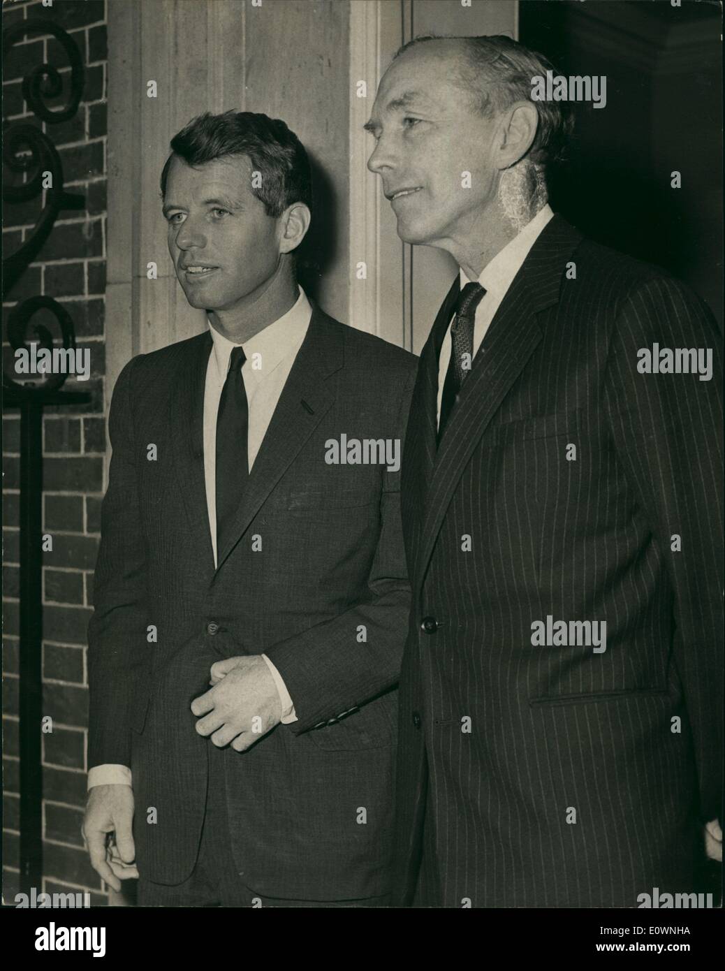 Gen 01, 1964 - STATI UNITI Il procuratore generale chiede al n. 10: Il sig. Robert F. Kennedy negli Stati Uniti il procuratore generale - e fratello del assassinato premere. John Kennedy - chi è a Londra per colloqui con il governo - questa mattina chiamato al n. 10. La foto mostra il sig. Robert F. Kennedy - e il Primo Ministro Sir Alec Douglas - Casa presso la porta di n. 10 questa mattina. Foto Stock