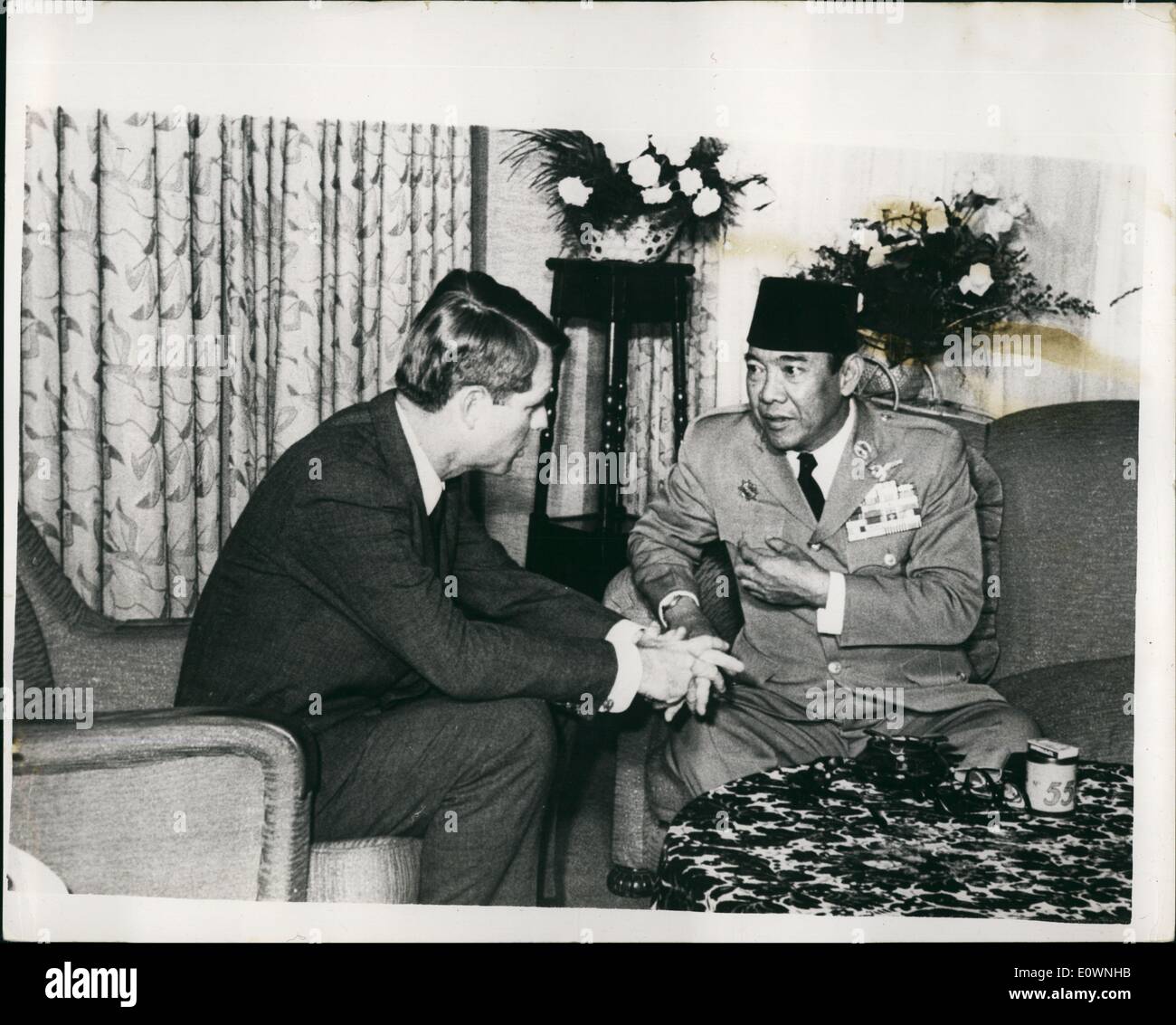 Gen 01, 1964 - Sukarno racconta la sua storia a Kennedy a Tokyo: U.S. Il procuratore generale Robert F. Kennedy a sinistra e presidente su Foto Stock