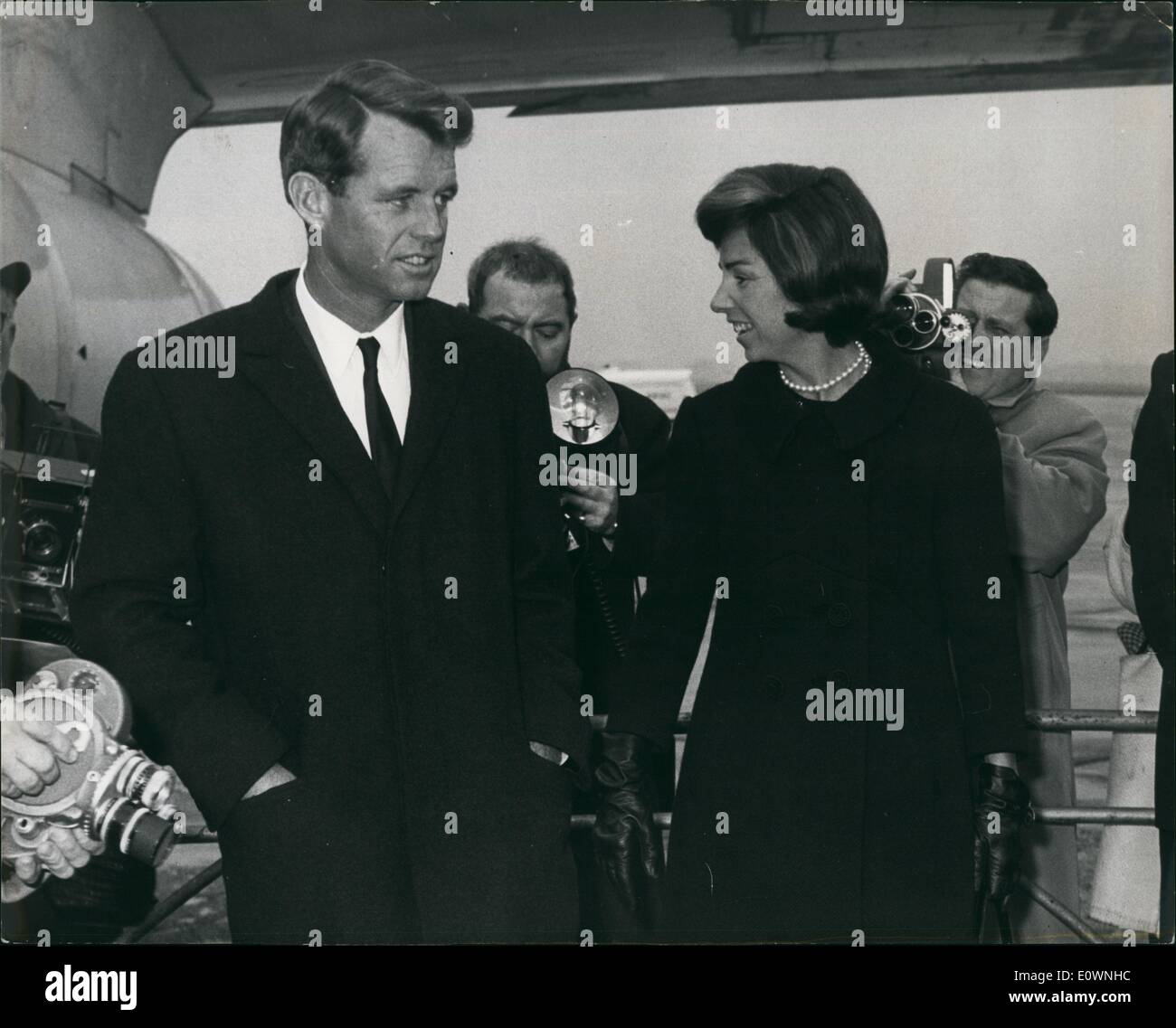 Gen 01, 1964 - Robert F. Kennedy arriva : Stati Uniti procuratore generale Robert F. Kennedy, fratello del assassinato il presidente americano è arrivato a Londra questa mattina per colloqui con il governo britannico per quanto riguarda i risultati della sua ar st colloqui con i leader di Indonesia e Malaysia, tra chi ha tentato di fare la pace. Mostra fotografica di Robert F. Kennedy, e sua moglie al loro arrivo in aeroporto di Londra di questa mattina. Foto Stock