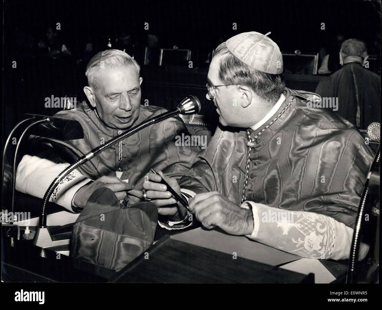 18 ottobre 1963 - Alcuni Vescovi e Sommo Sacerdote nella foto durante questa mattina Consiglio Ecumenico sessione in San Pietro. Il Cardinale Lercaro e il Cardinale Doepfner. Foto Stock