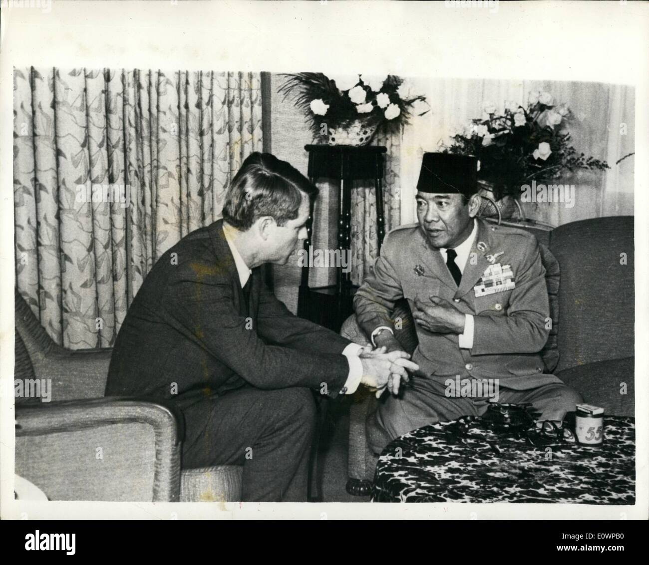 Gen 01, 1964 - Sukarno racconta la sua storia a Kennedy a Tokyo: U.S. Il procuratore generale Robert F. Kennedy (sinistra) e presidente Sukarno dell Indonesia andare in un huddle durante il loro incontro alla Imperial Hotel in Tokyo sulla crisi di Malesia, che potrebbe forzare l'Indonesia a cercare nuovi amici. Kennedy è stato inviato dal presidente Johnson per avere colloqui con Sukarno in Tokyo. Foto Stock