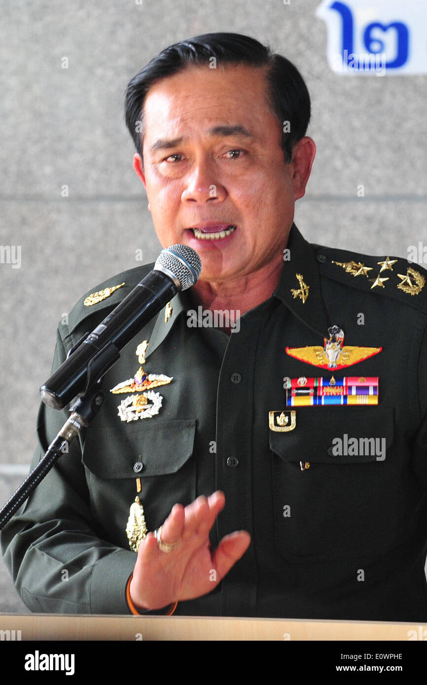 Bangkok, Tailandia. Il 20 maggio 2014. Esercito thailandese Chief gen. Prayuth Chan-Ocha parla nel corso di una conferenza stampa presso il Club dell'esercito a Bangkok, Thailandia, 20 maggio 2014. La Thailandia è stata dichiarata la legge marziale il martedì di fronte a una strada che si profila il caos nella capitale Thailandese. Capo dell'esercito gen. Prayuth Chan-ocha dichiarata regola marziali a 03: 00 Martedì con effetto immediato in tutto il paese, ma ha sottolineato che "non è un colpo di stato.' Credit: Rachen Sageamsak/Xinhua/Alamy Live News Foto Stock