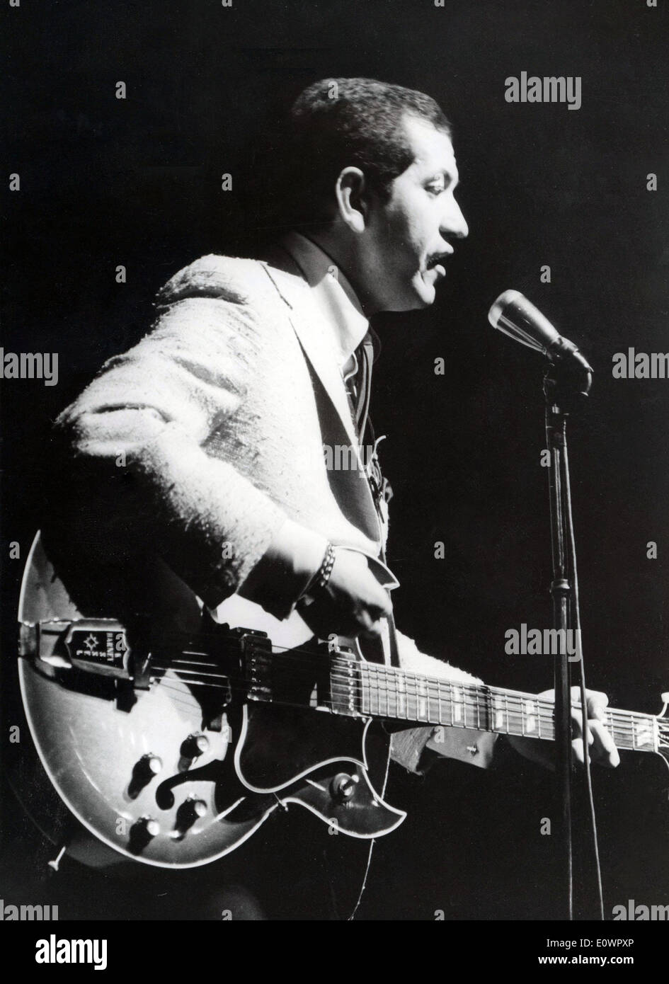 Gen 17, 1964 - Parigi, Francia - cantante Trini Lopez a cantare e suonare la chitarra come l'atto di apertura per i Beatles sul palcoscenico del Teatro Olimpia. Foto Stock
