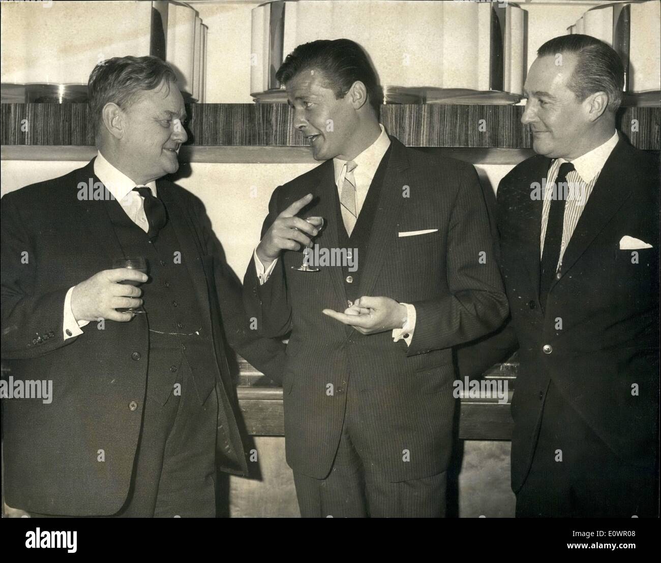 Febbraio 02, 1964 - i parlamentari a varietà Club Pranzo: illustre deputata erano ospiti d'onore della varietà Club di Gran Bretagna pranzo presso il Savoy Hotel questa mattina. La foto mostra (da sinistra a destra) Il sig. Quintin Hogg p.f., il ministro della Scienza, Roger Moore che riproduce il Santo nella serie televisiva e il sig. Anthony Greenwood p.f. Presidente del partito laburista, gustare un drink e uno scherzo insieme prima del pranzo di oggi. Foto Stock