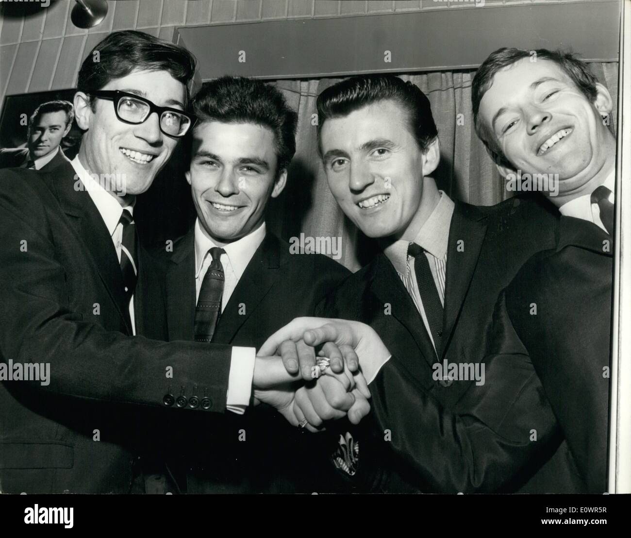 Nov. 11, 1963 - Nuova ombra incontra il gruppo: 21 anni di John Rostill è entrato a far parte del famoso 'â ombreâ' gruppo strumentale come bassista chitarrista al posto di Brian ''Liquirizia'' bloccando chi ha lasciato a dedicare più tempo alla sua religione. John Rostill è un ex allievo della scuola Rutlish. Mostra fotografica di John rostill (secondo da sinistra) soddisfa le altre ombre (da sinistra a destra) Hank B. Marvin, Bruce Welch e Brian Bennett. Foto Stock