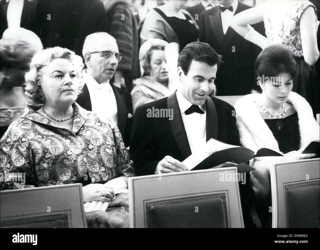 Nov. 11, 1963 - Richard Wagners festive nuovo ingresso in teatro nazionale: La seconda grande serata di Monaco di Baviera è il teatro nazionale è dedicato Richard Wagner la musica, il compositore che ha preso la sua gloriosa origine non almeno con le prime esecuzioni delle sue opere a Monaco di Baviera, stasera, quando le stelle e prominente di Germania arrivano al festoso evento, ''Die Meistersinger von Nurnberg'' sarà eseguita con grandi cantanti in parti principali, come Otto Wiener, Benno Kusche, Jess Thomas, Claire Watson, Hans Hotter e altri Foto Stock