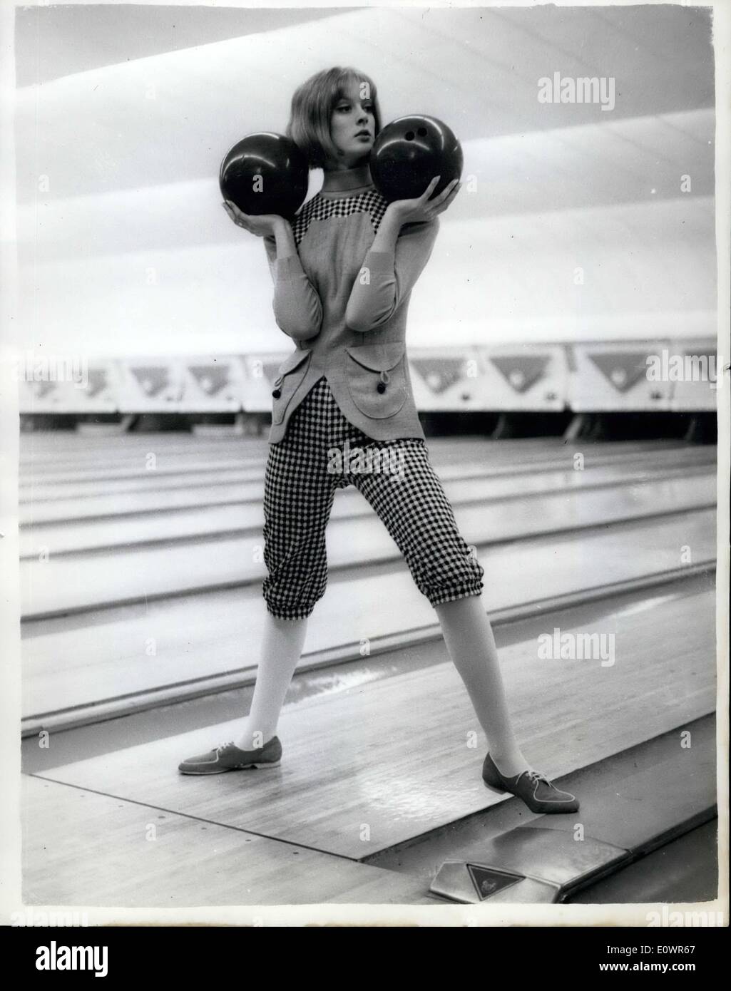 Nov. 11, 1963 - cosa ben Bowl'' una mostra di mode per ten pin bowling, si terrà presso il Wembley Stadium ciotola di oggi. Mostra fotografica di questo costume, modellato da Carole è con una camicia arancione. Foto Stock