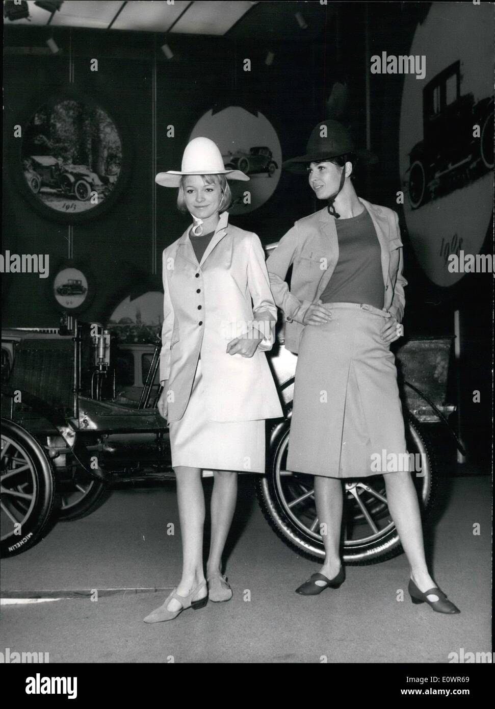 Nov. 11, 1963 - moda per Sportiev adolescente ragazze: ''Prebac'' ha presentato il suo 1964 collezione primavera-estate presso il pub Renault sugli Champs Elysees di Parigi, appositamente progettati per attività sportive adolescente ragazze. La foto mostra due costumi sportive per essere indossato appositamente in open sportcars. I cappelli sono jugulars al fine di evitare loro volare lontano. Foto Stock