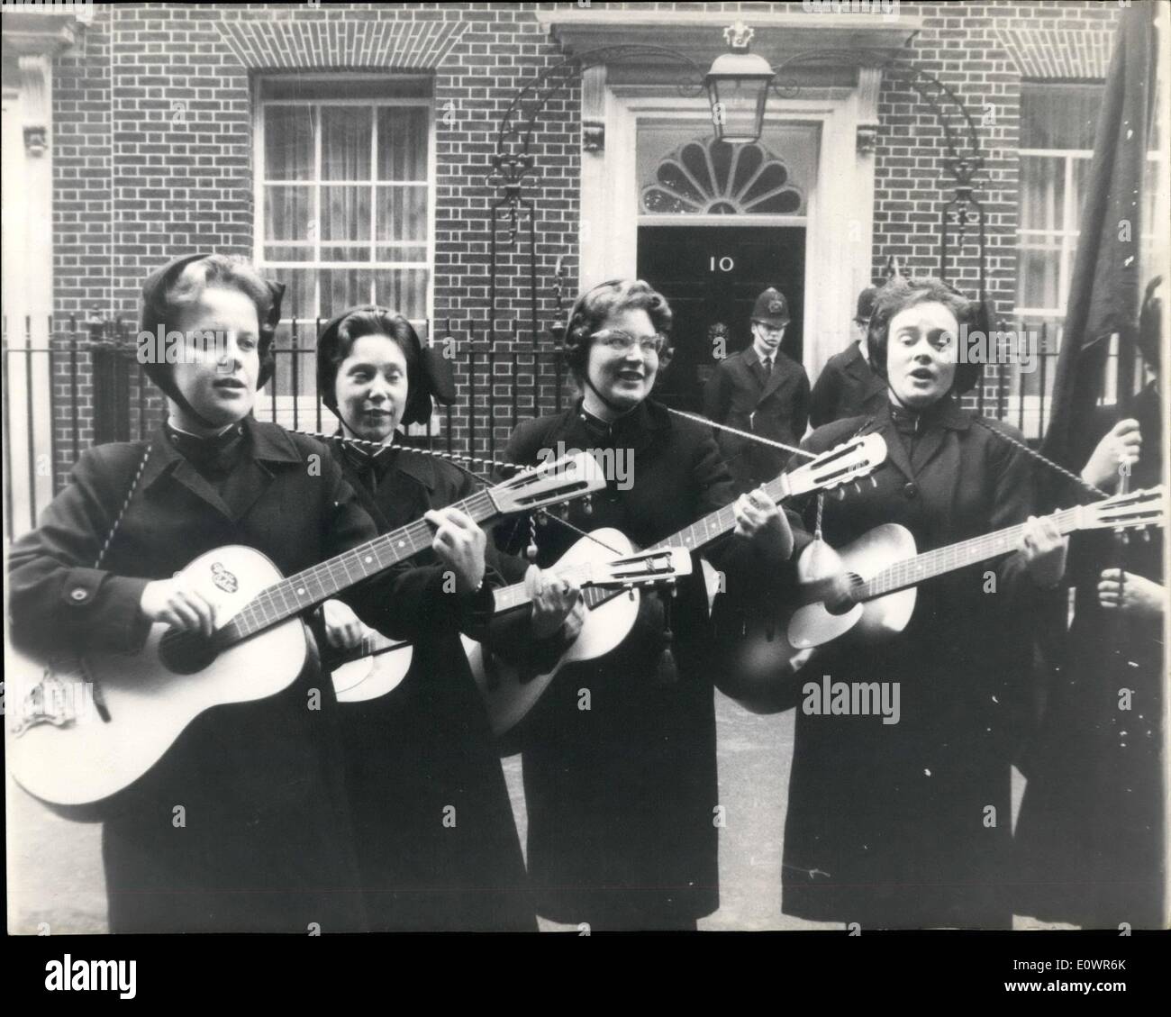 Nov. 11, 1963 - Salvationists ''ottenere con esso'' a partire dall'alto. L'Esercito della Salvezza ha iniziato un ''ottenere con esso'' della campagna e la ''i lasses '' Sono imparare a suonare la chitarra elettrica come parte del loro nuovo fino in modo dateoutlook . Le ragazze saranno touring il caffè bar e le sale da ballo per portare la loro religione per il popolo . Mostra fotografica di questo gruppo di i lasses hanno deciso che id stanno per arrivare alla gente, il punto di partenza è al top , in modo hanno visitato la residenza ufficiale del Primo Ministro al n. 10 di Downing Street Foto Stock