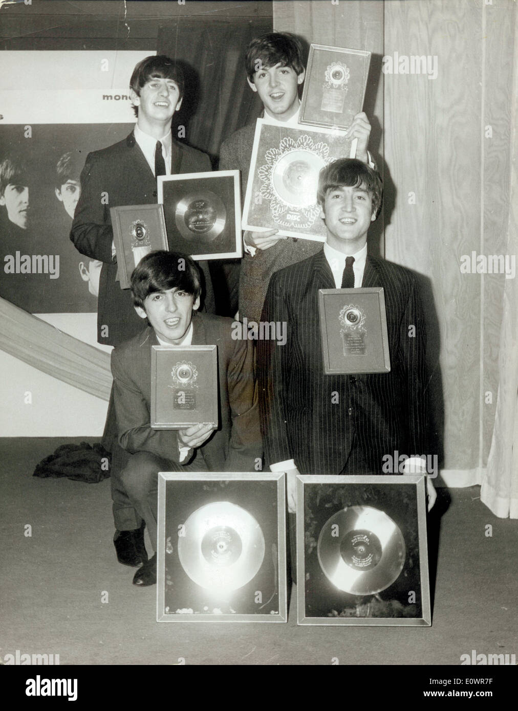 I Beatles ricevono l'Argento Album a uffici EMI Foto Stock